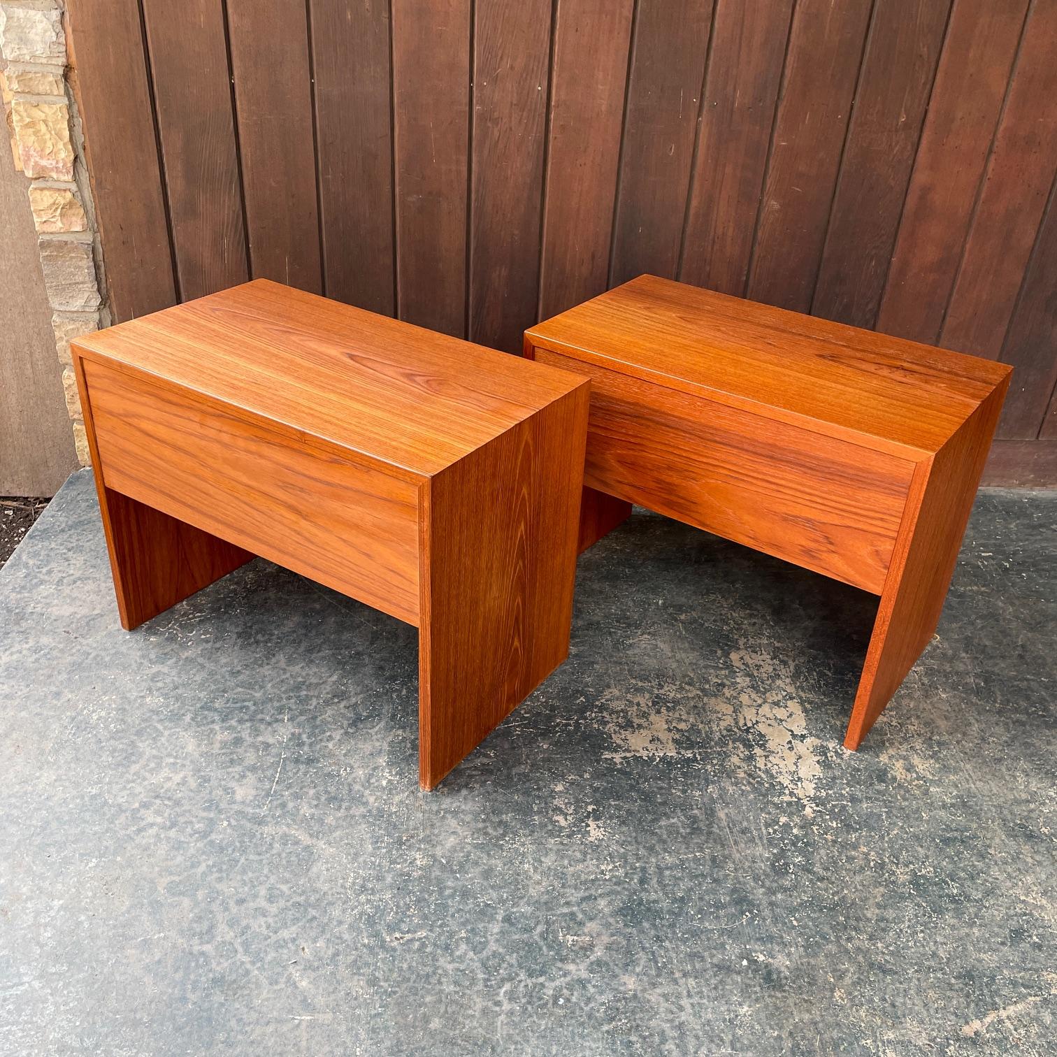 Paire de tables de nuit danoises en teck Kai Kristiansen des années 1970 Vildbjerg Mobelfabrik Abîmé - En vente à Hyattsville, MD