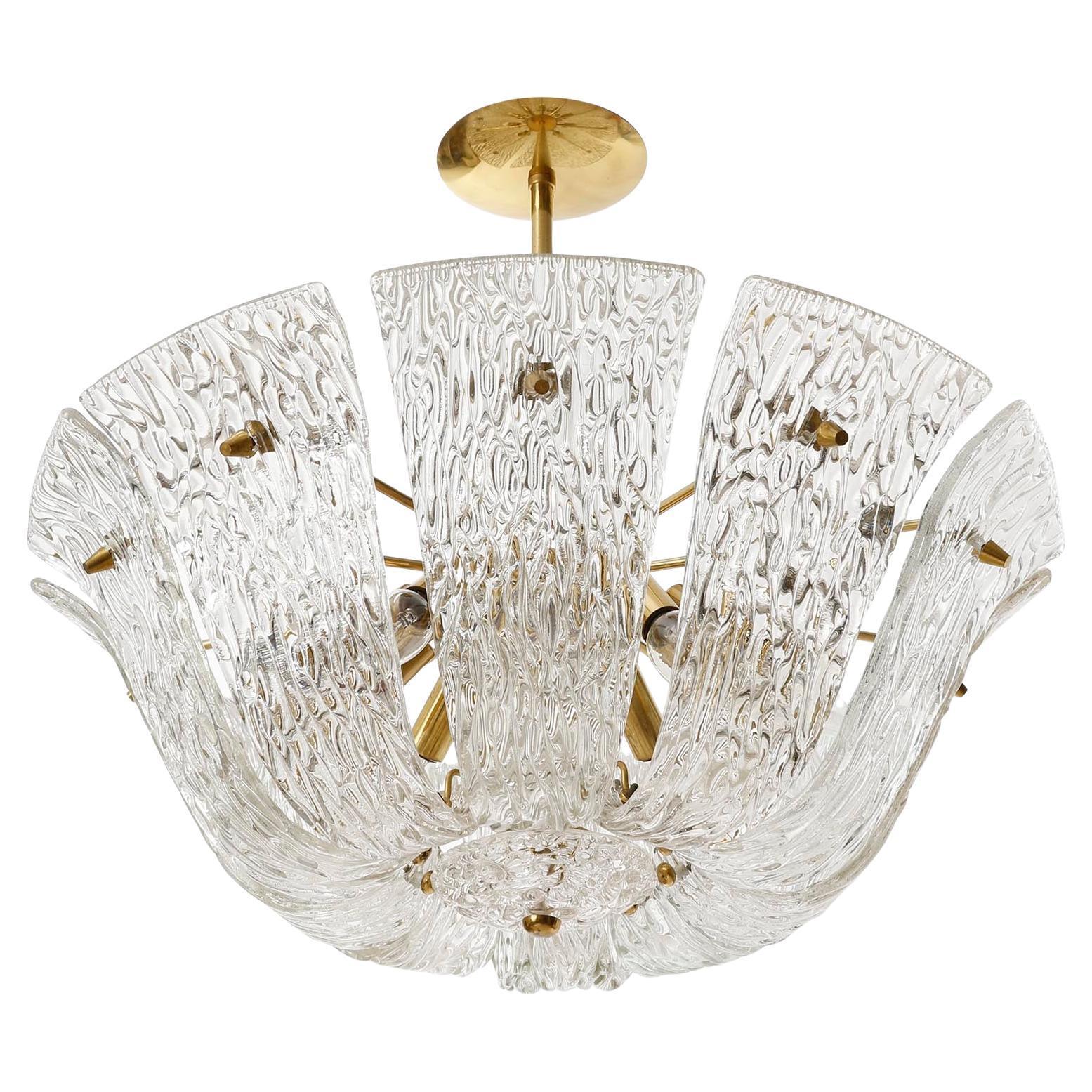 Austriaco Coppia di lampadari Kalmar o luci ad incasso in ottone con vetro curvato, anni '60 in vendita