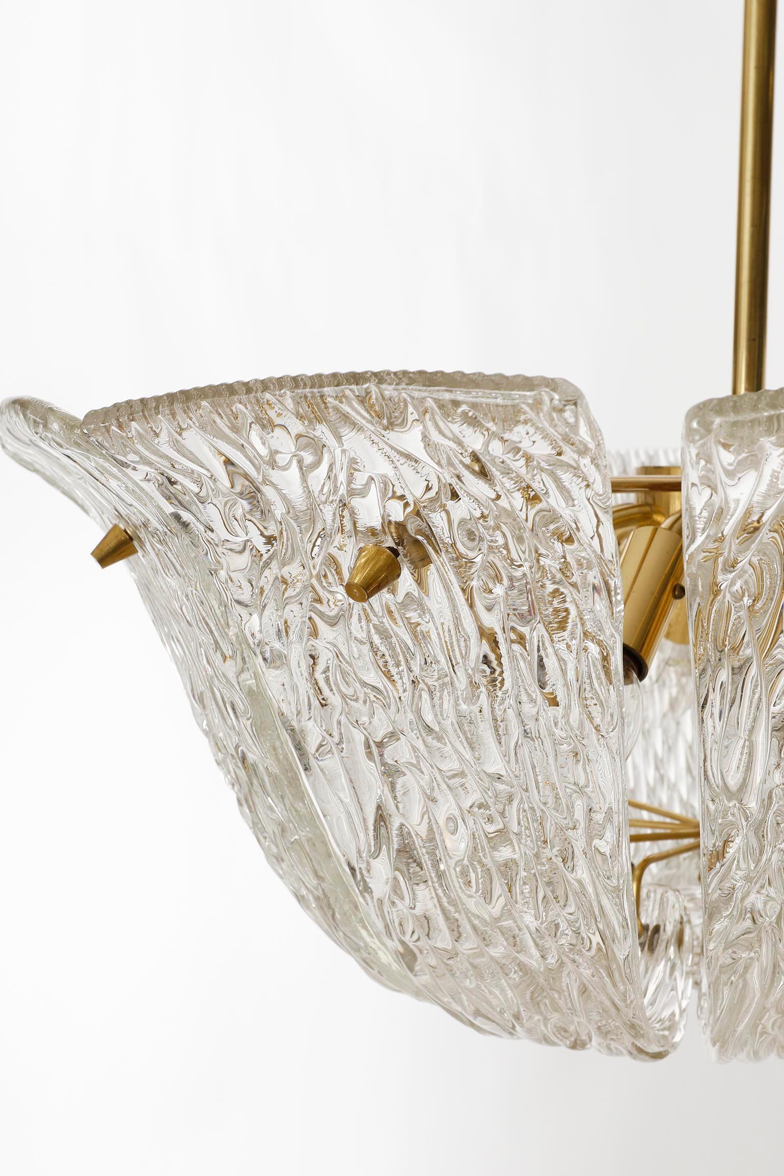 Coppia di lampadari Kalmar o luci ad incasso in ottone con vetro curvato, anni '60 in vendita 1