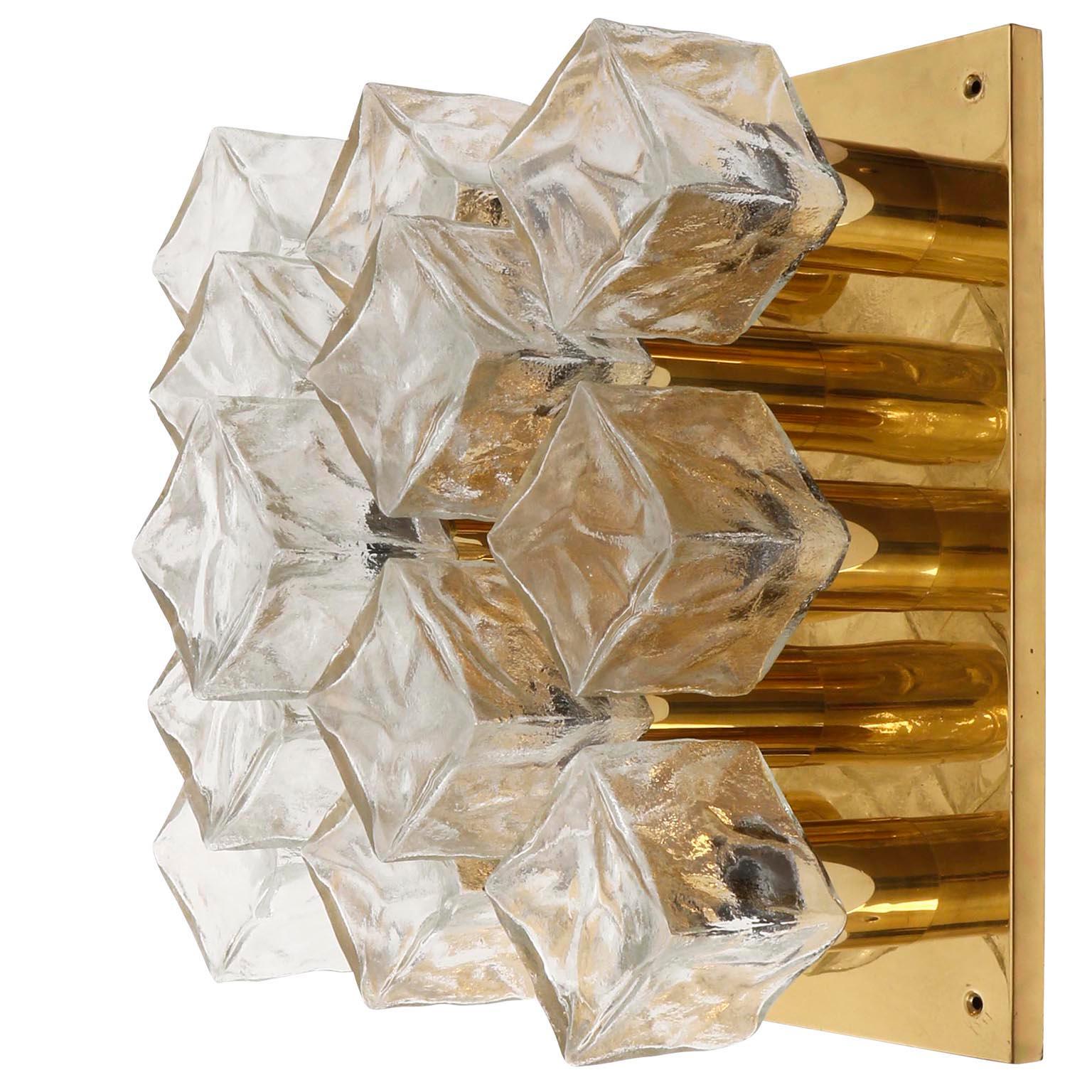 Mid-Century Modern Paire d'appliques ou d'appliques encastrées Kalmar, verre de glace coulé en laiton, 1970 en vente