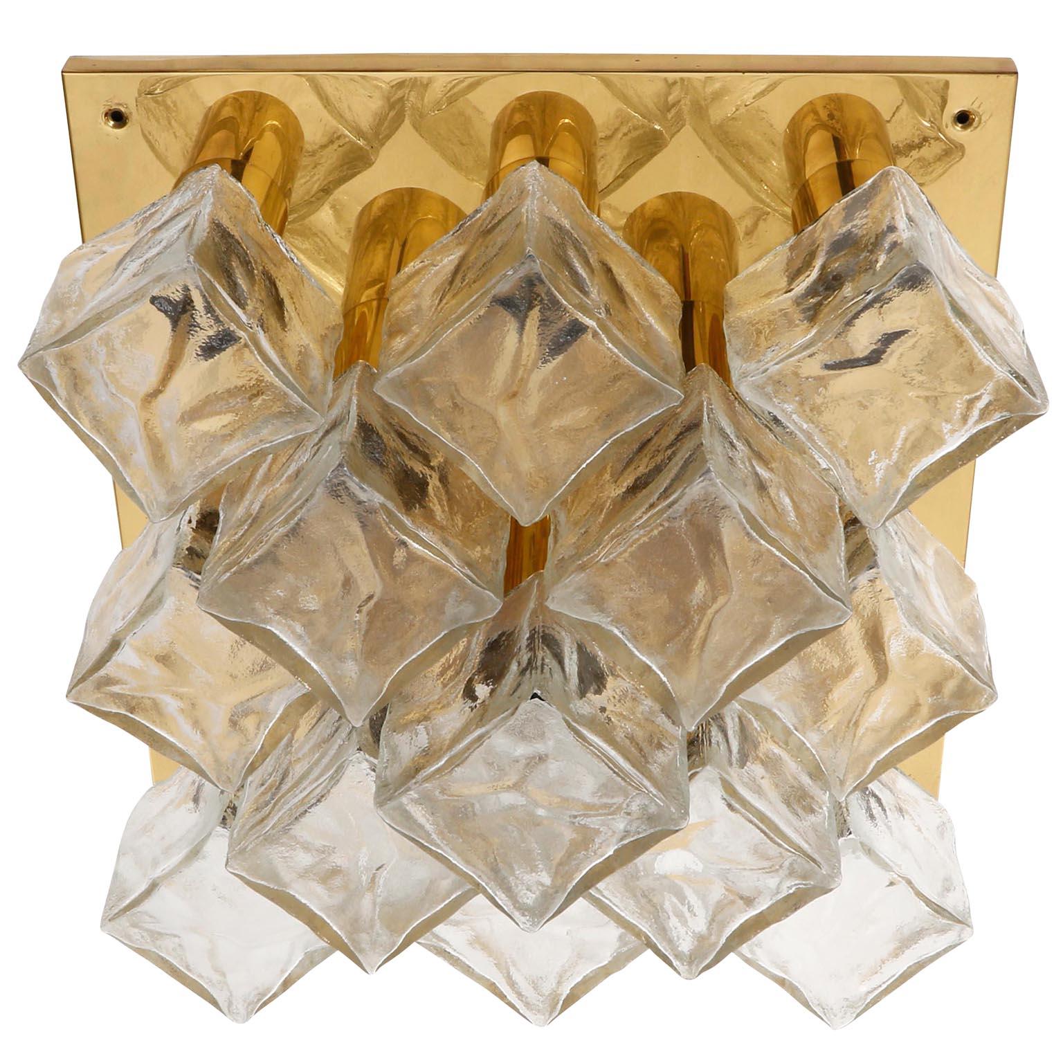 Paire d'appliques ou d'appliques encastrées Kalmar, verre de glace coulé en laiton, 1970 Excellent état - En vente à Hausmannstätten, AT