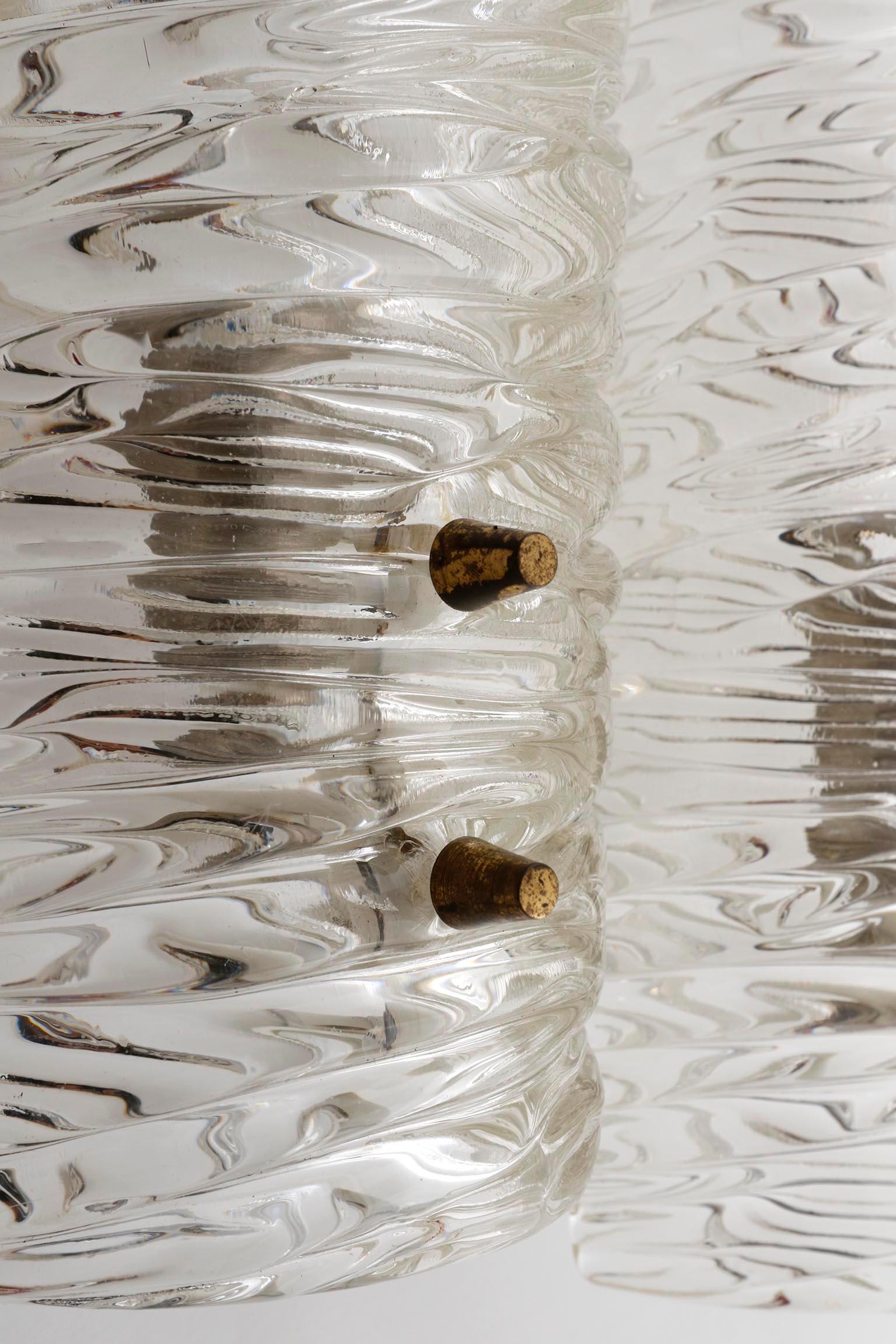 Paar Kalmar-Wandleuchten aus strukturiertem Glas, um 1960 (Messing) im Angebot