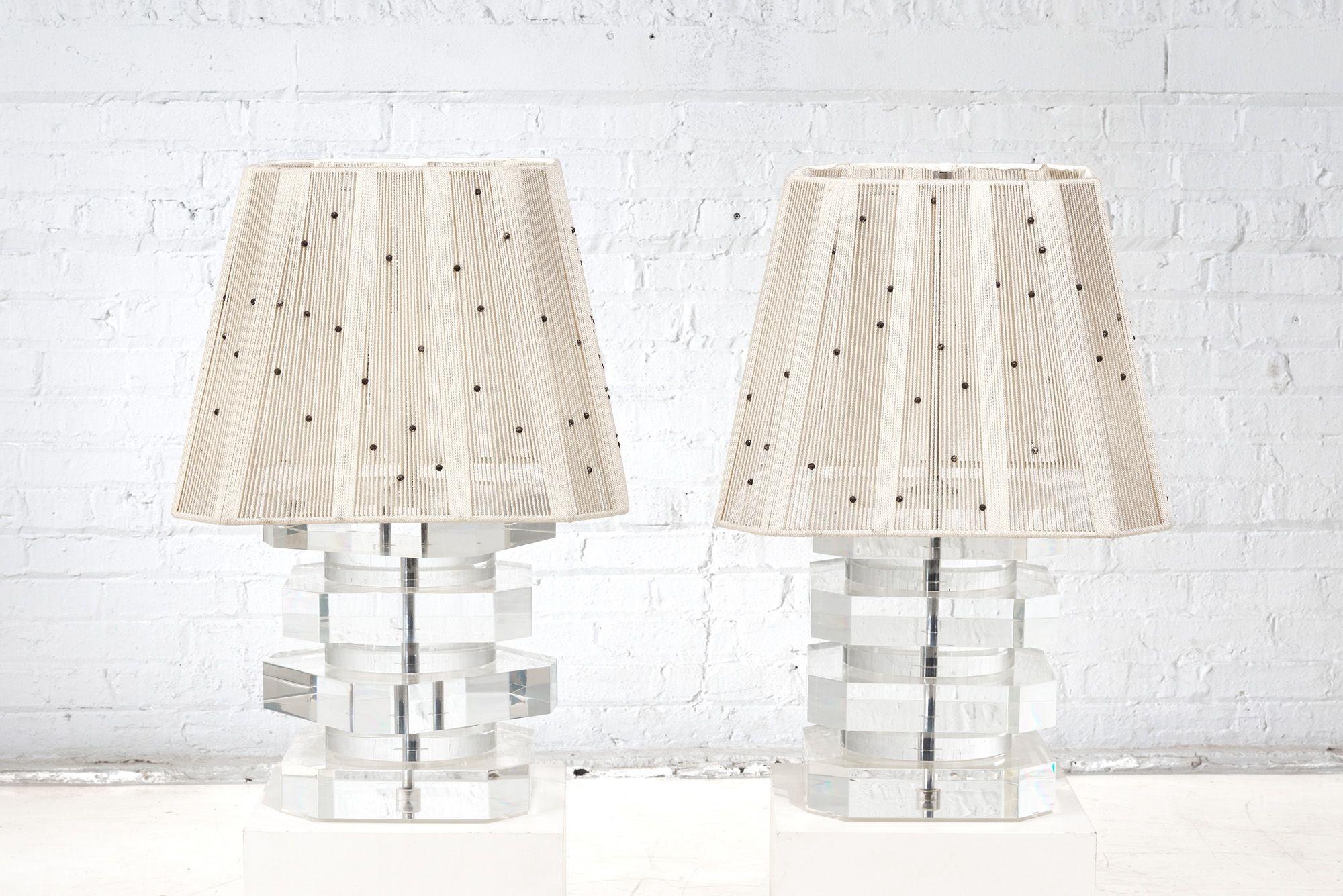 Paire de lampes de table en lucite empilées Karl Springer, 1960 Abat-jours inclus. Les abat-jour sont des abat-jour en ficelle qui ne sont pas doublés puisqu'ils sont faits de ficelle.
Les lampes mesurent 12,5