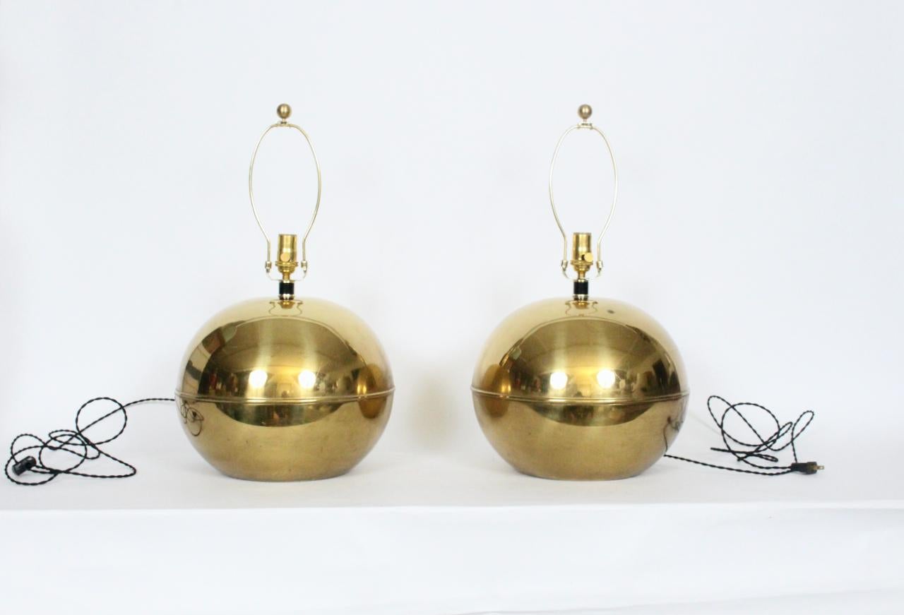Paar moderne Tischlampen im Karl-Springer-Stil aus poliertem Messing aus der Mitte des Jahrhunderts. Die polierten Messingkugeln bestehen aus zwei Halbkugeln, die mit Mittelnähten versehen sind, um die runden, reflektierenden Kugeln zu bilden. Auf