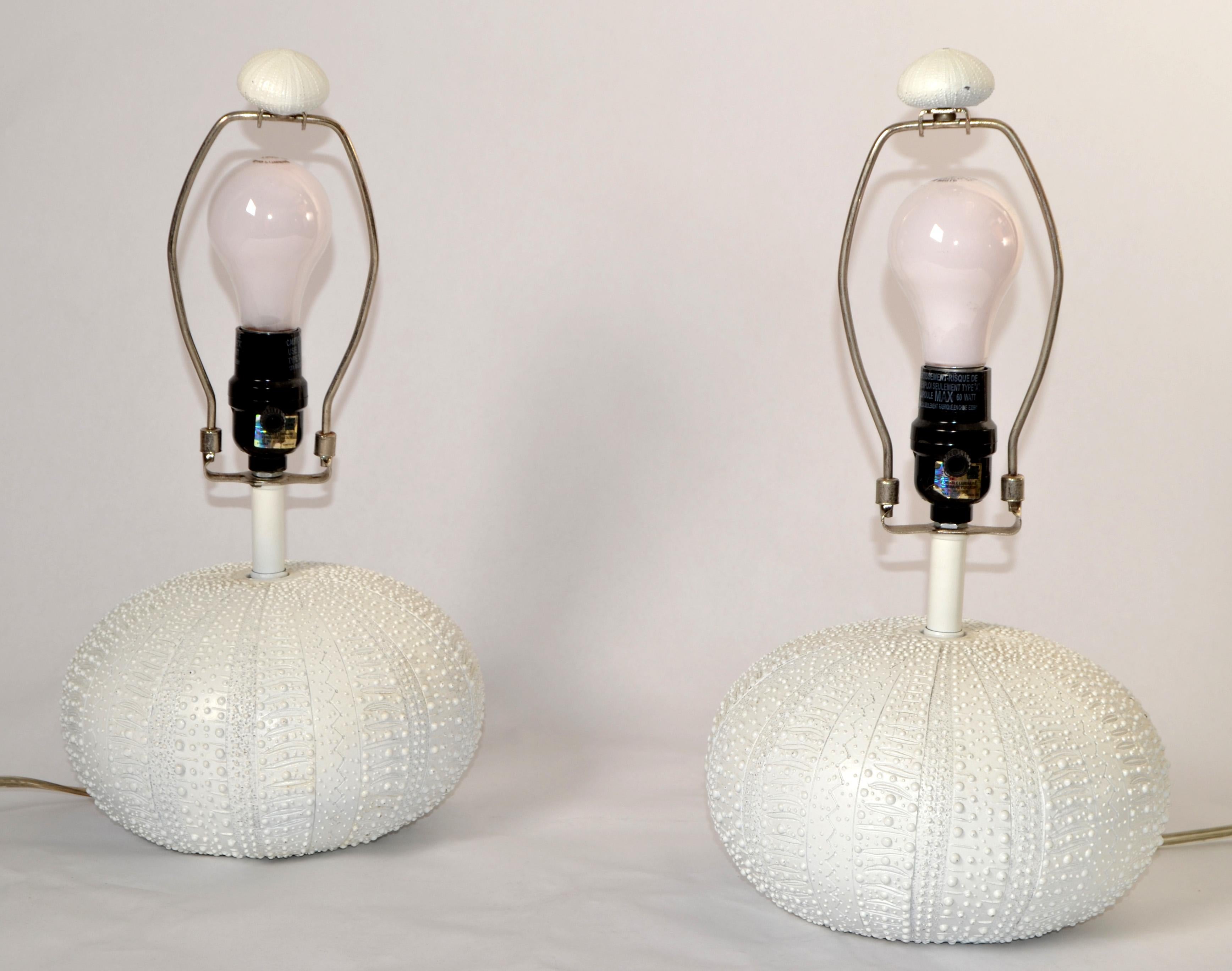 Pareja de lámparas de sobremesa de cerámica con textura de imitación estilo Karl Springer Modernas de mediados de siglo Estadounidense en venta