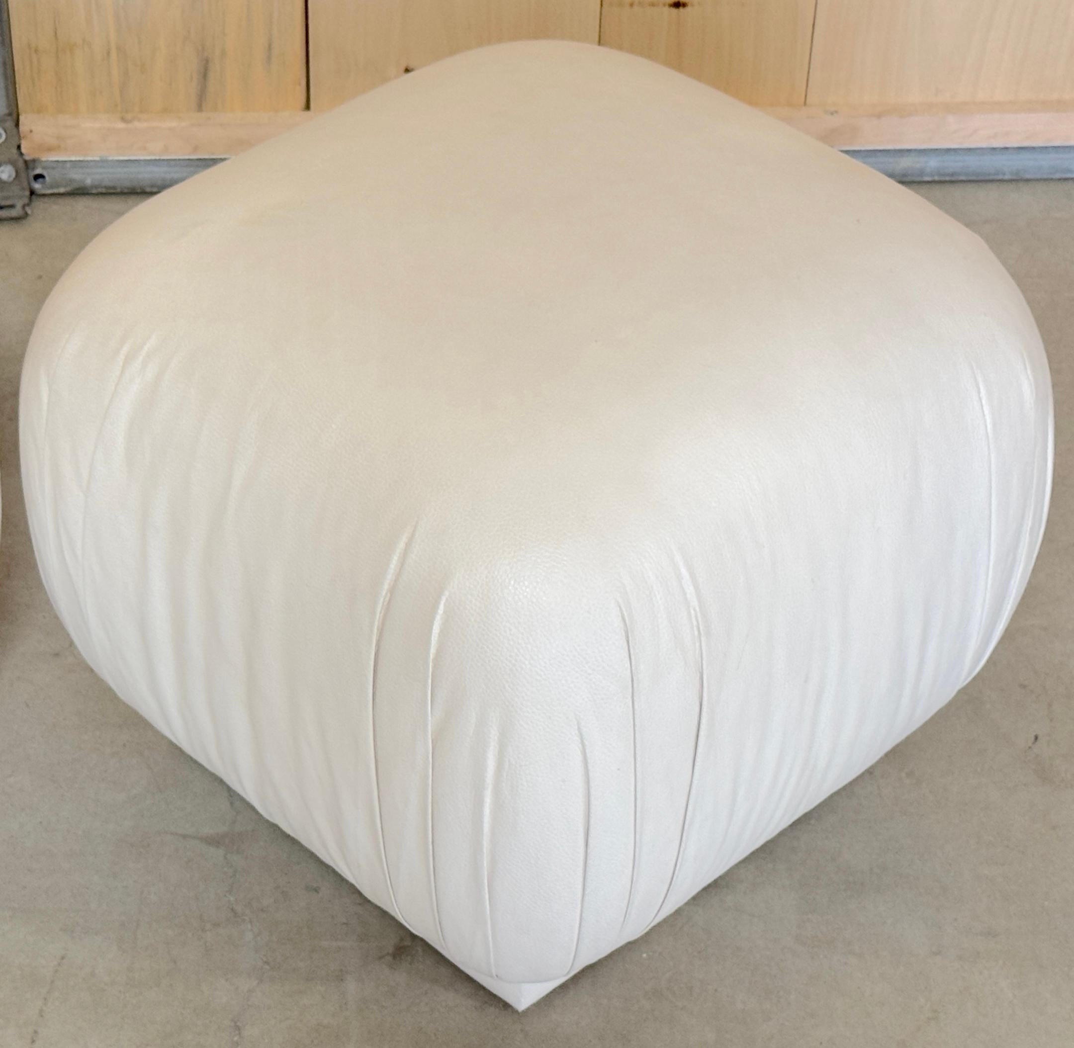 Paire de poufs de style Karl Springer en cuir blanc patiné en vente 3