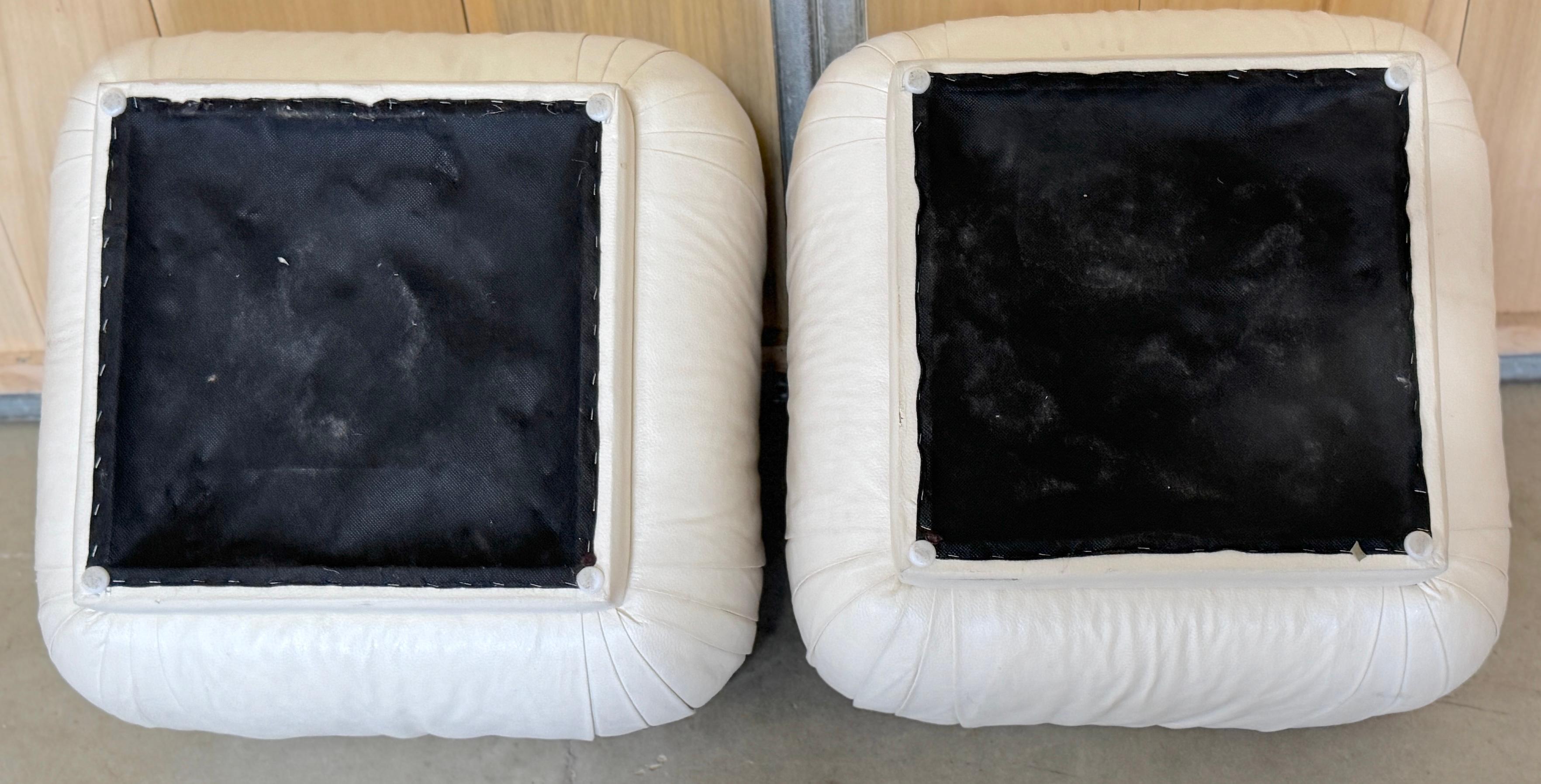 Paire de poufs de style Karl Springer en cuir blanc patiné en vente 4