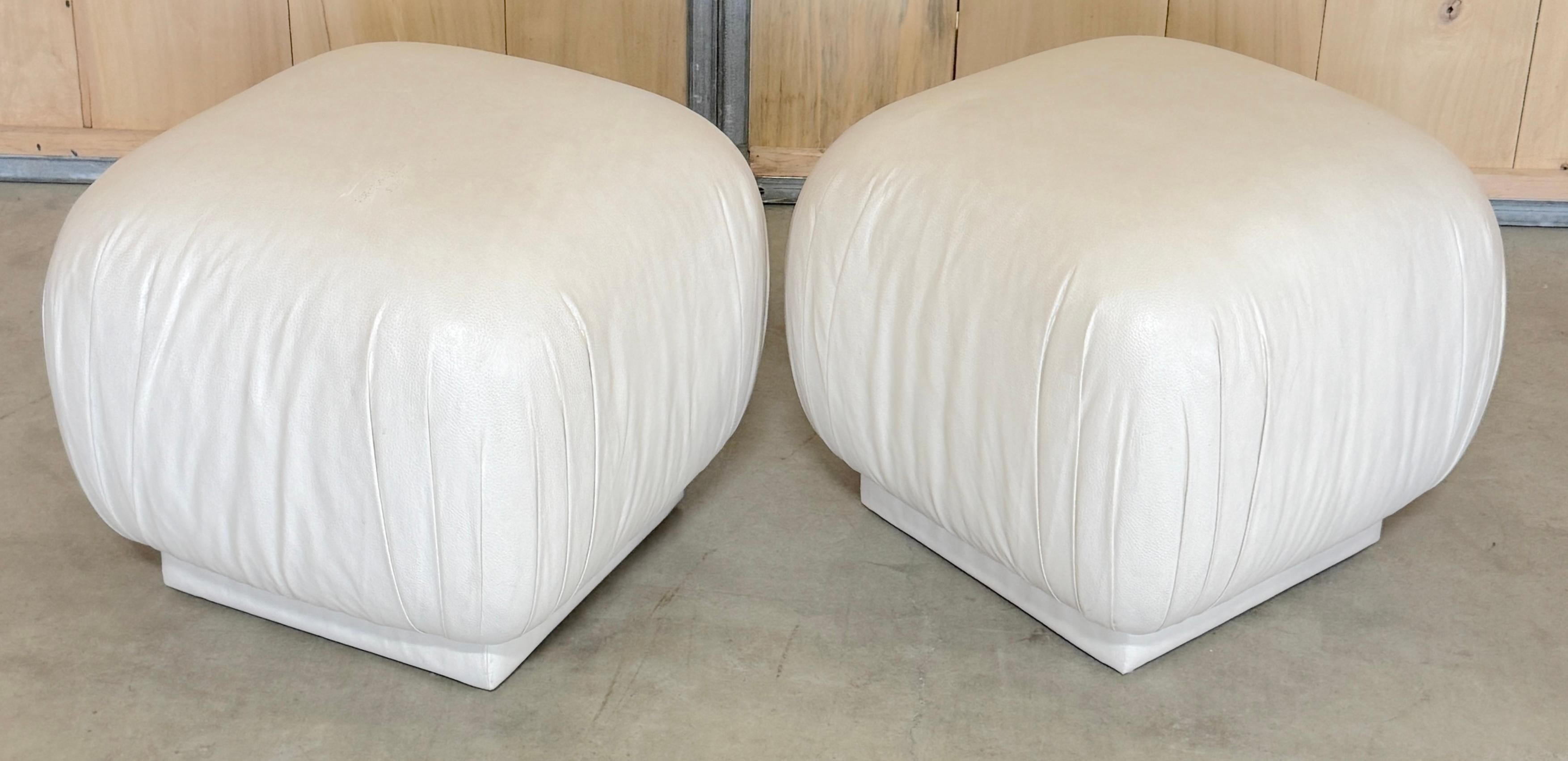 Paire d'ottomans/de poufs de style Karl Springer en cuir blanc patiné

USA, Circa 1990

Cette paire de poufs soufflés de style Karl Springer, fabriquée aux États-Unis vers les années 1990, respire l'élégance intemporelle et la polyvalence. Conçus