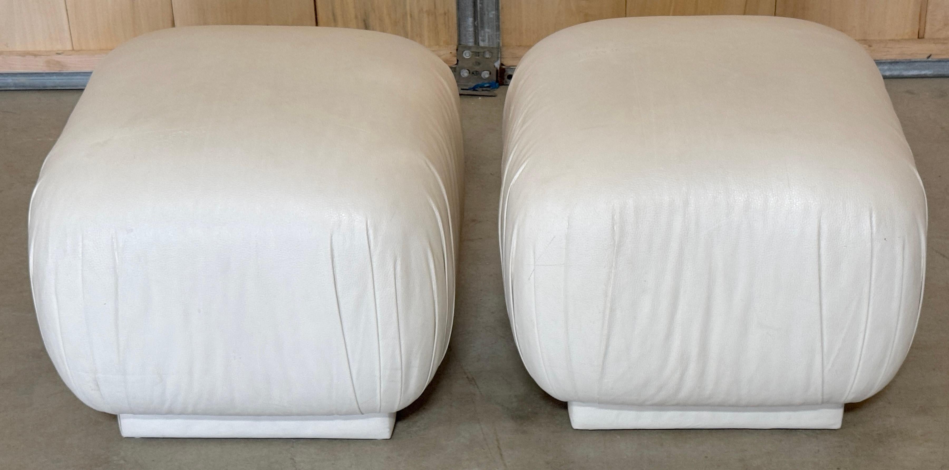 Mid-Century Modern Paire de poufs de style Karl Springer en cuir blanc patiné en vente