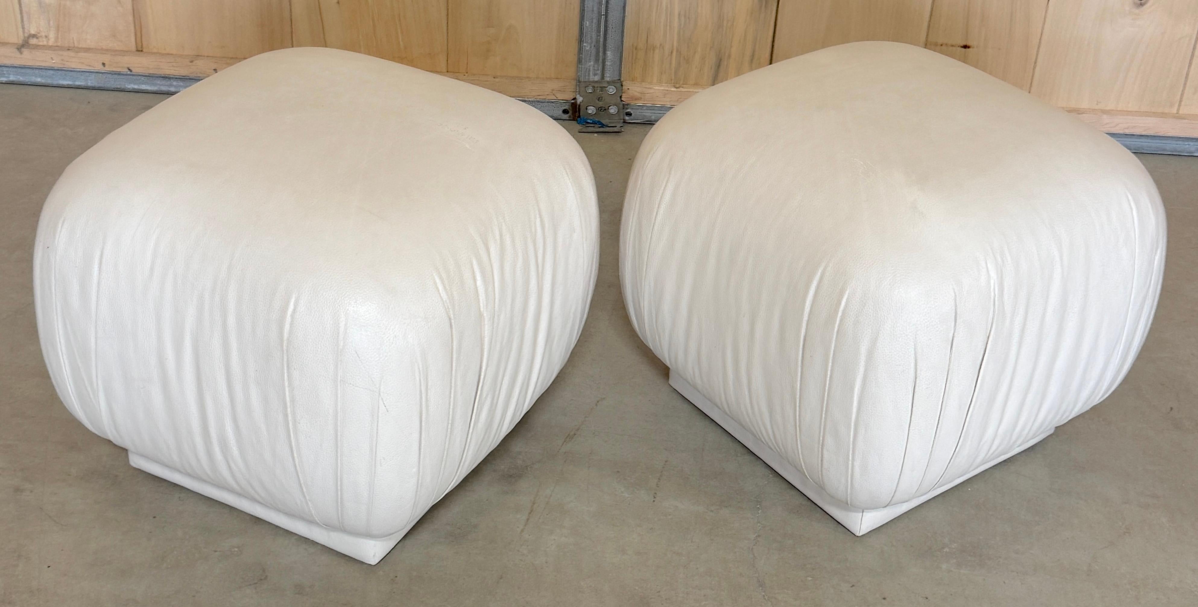 Américain Paire de poufs de style Karl Springer en cuir blanc patiné en vente