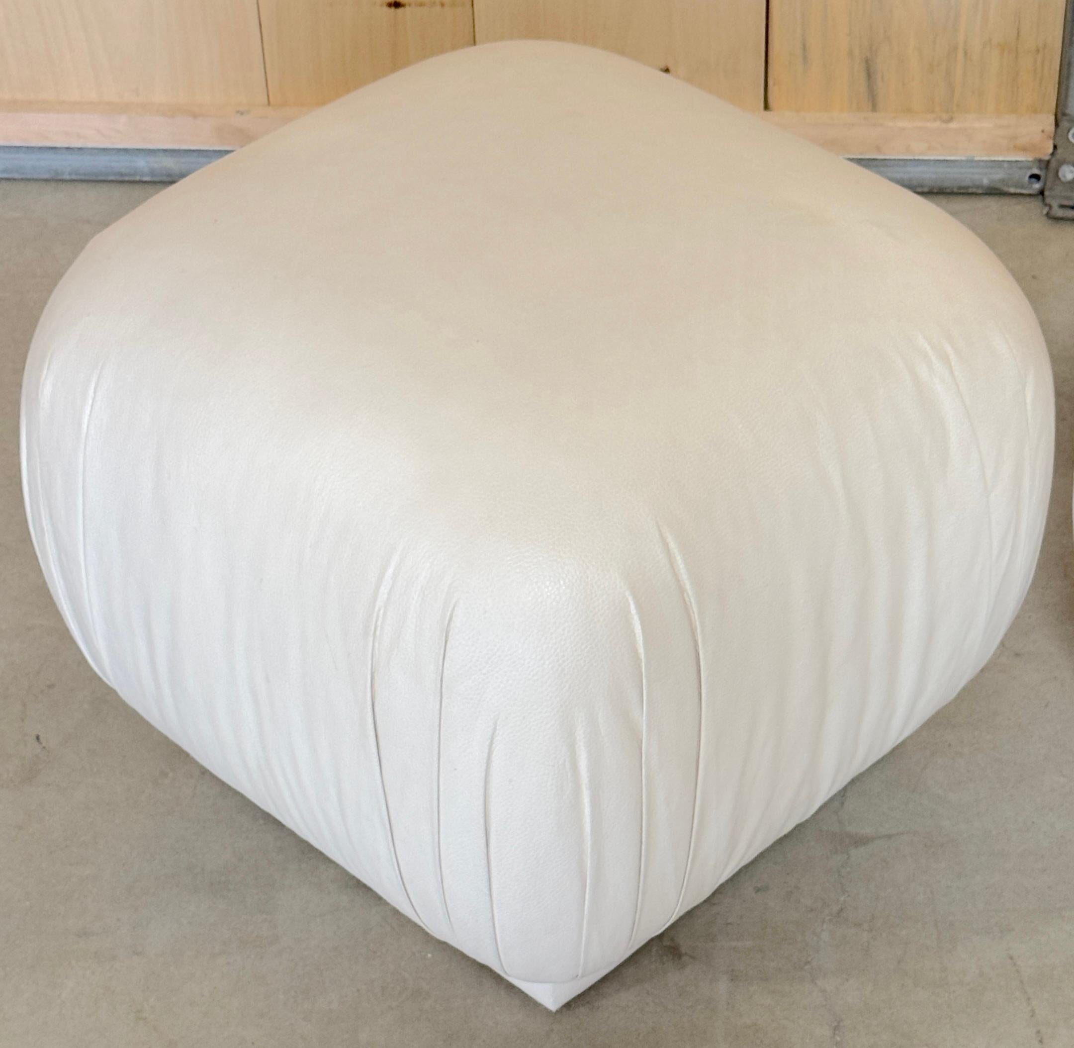 Paire de poufs de style Karl Springer en cuir blanc patiné Bon état - En vente à West Palm Beach, FL