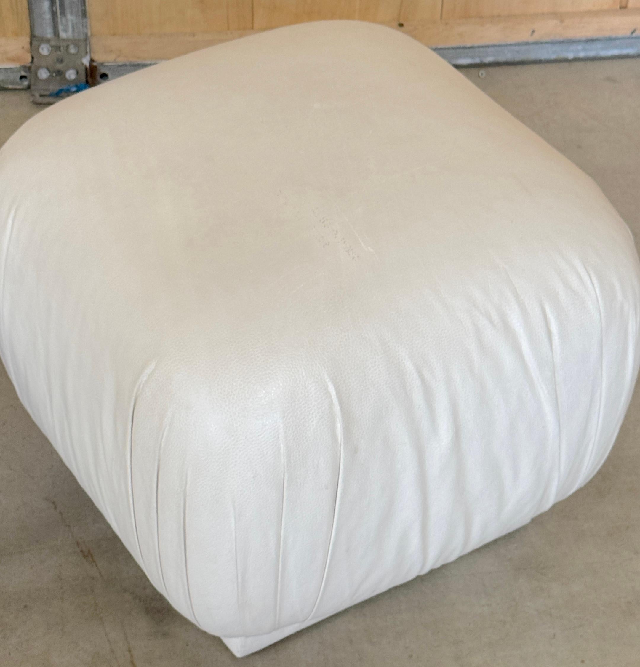 20ième siècle Paire de poufs de style Karl Springer en cuir blanc patiné en vente