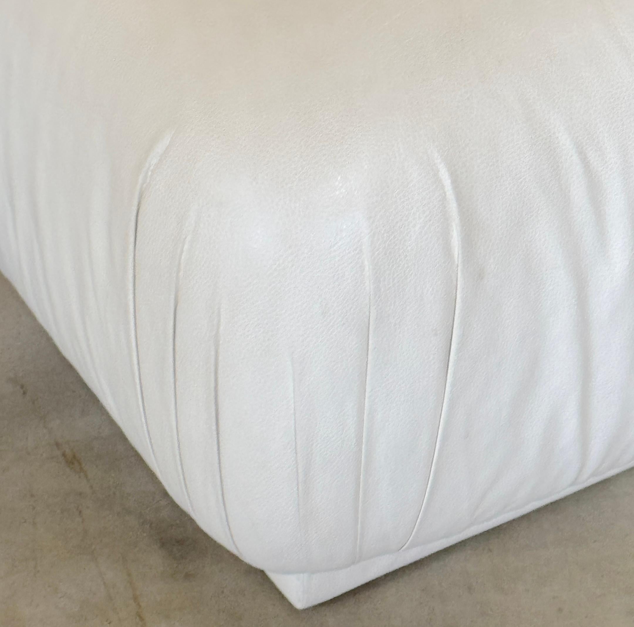 Cuir Paire de poufs de style Karl Springer en cuir blanc patiné en vente