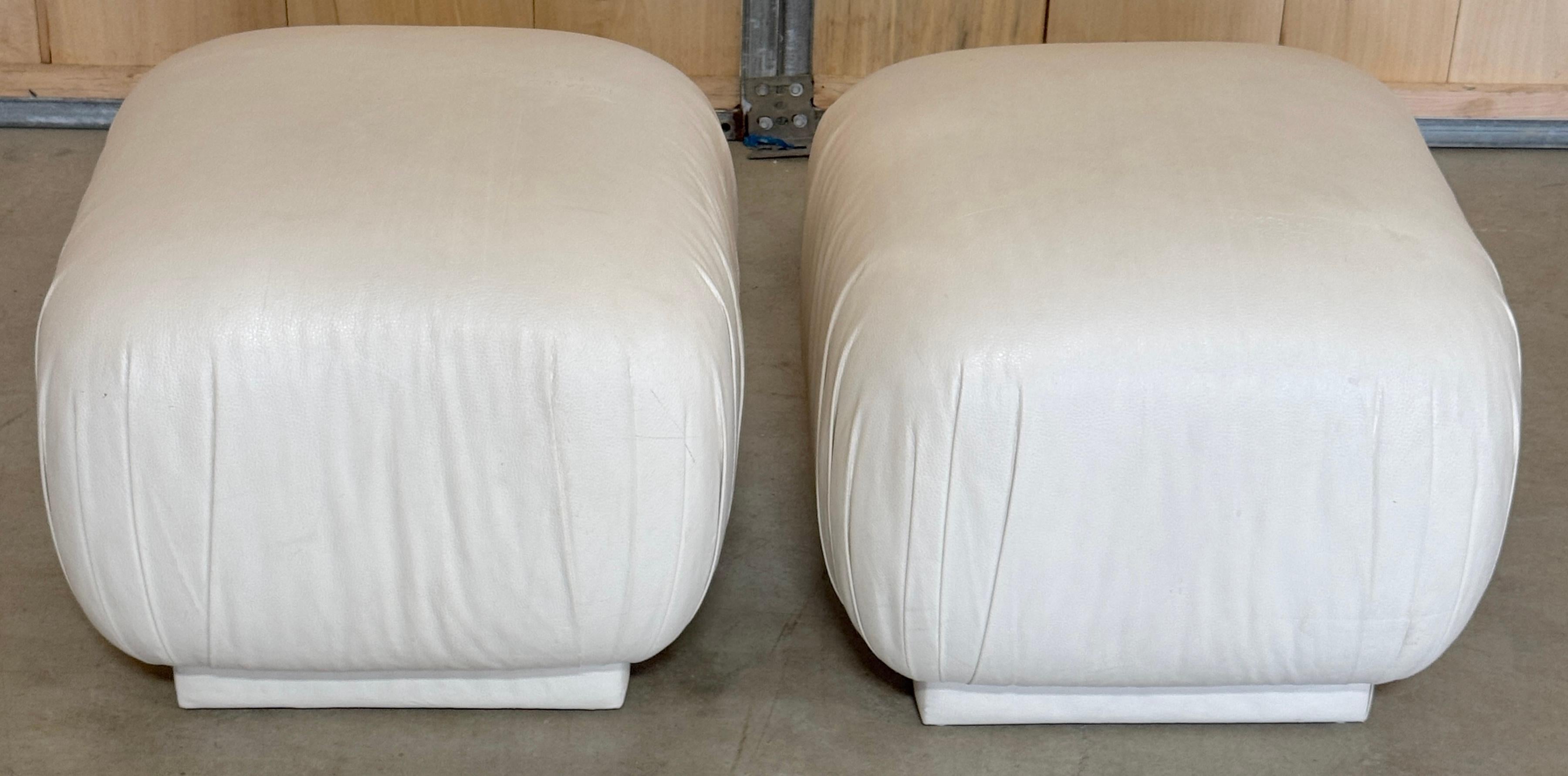 Paire de poufs de style Karl Springer en cuir blanc patiné en vente 1