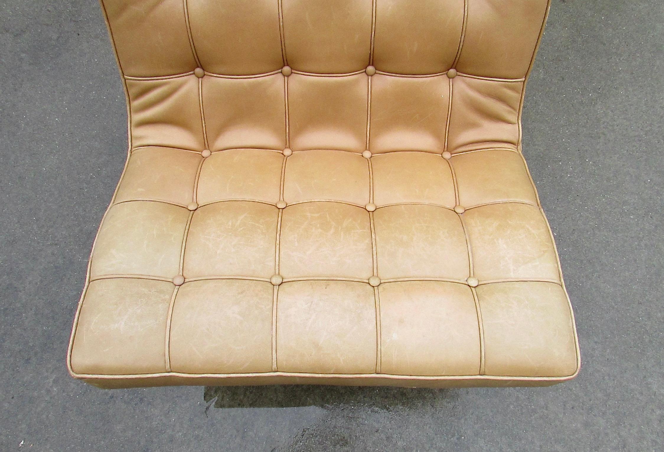 Katavolos Littell Kelley für Laverne, Paar getuftete Leder-Loungesessel mit Knopfleiste und Knopfleiste im Angebot 13
