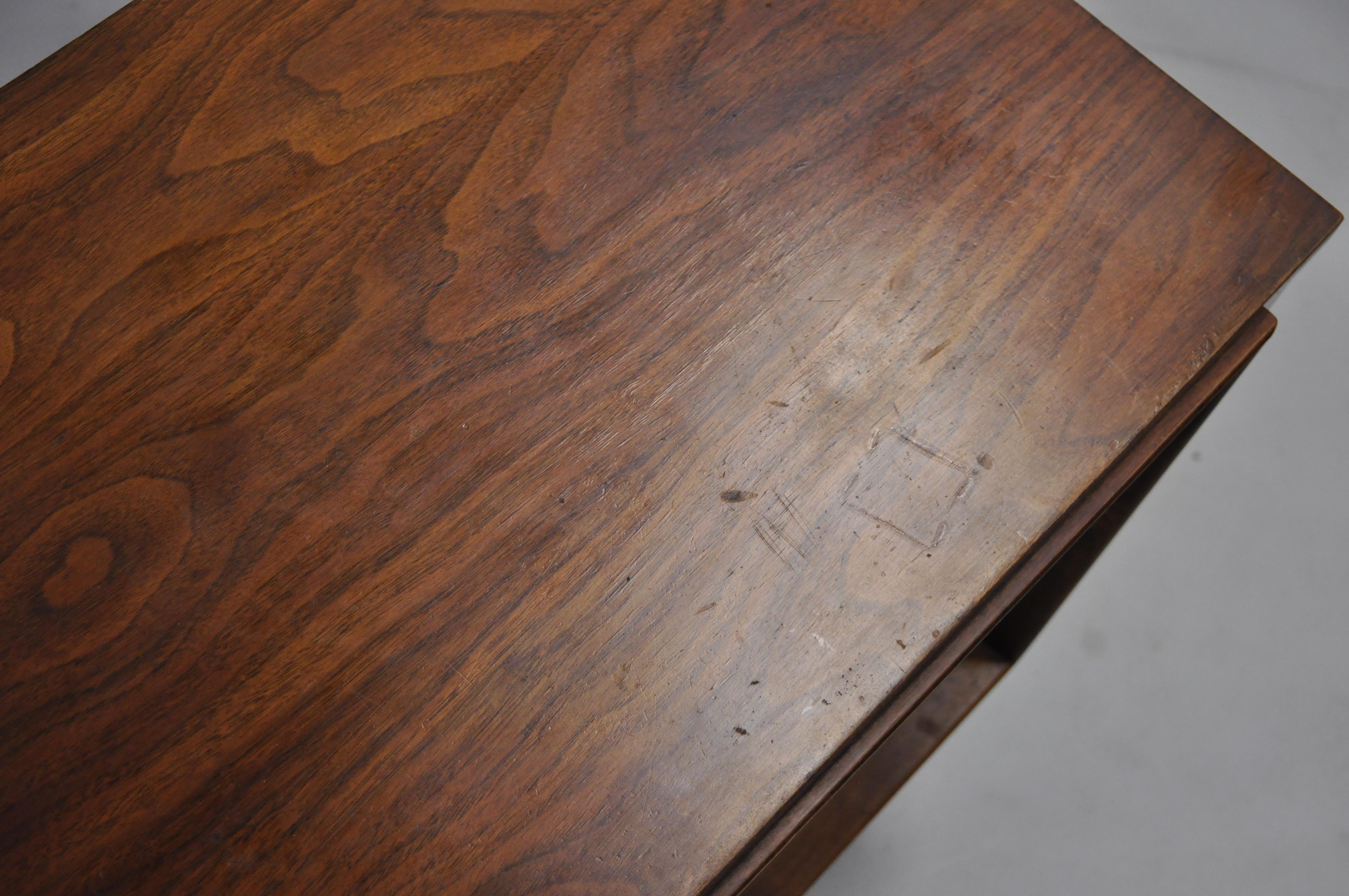 Pair of Kent Coffey Insignia Walnut Mid Century Modern Nightstands Tables In Good Condition In Philadelphia, PA