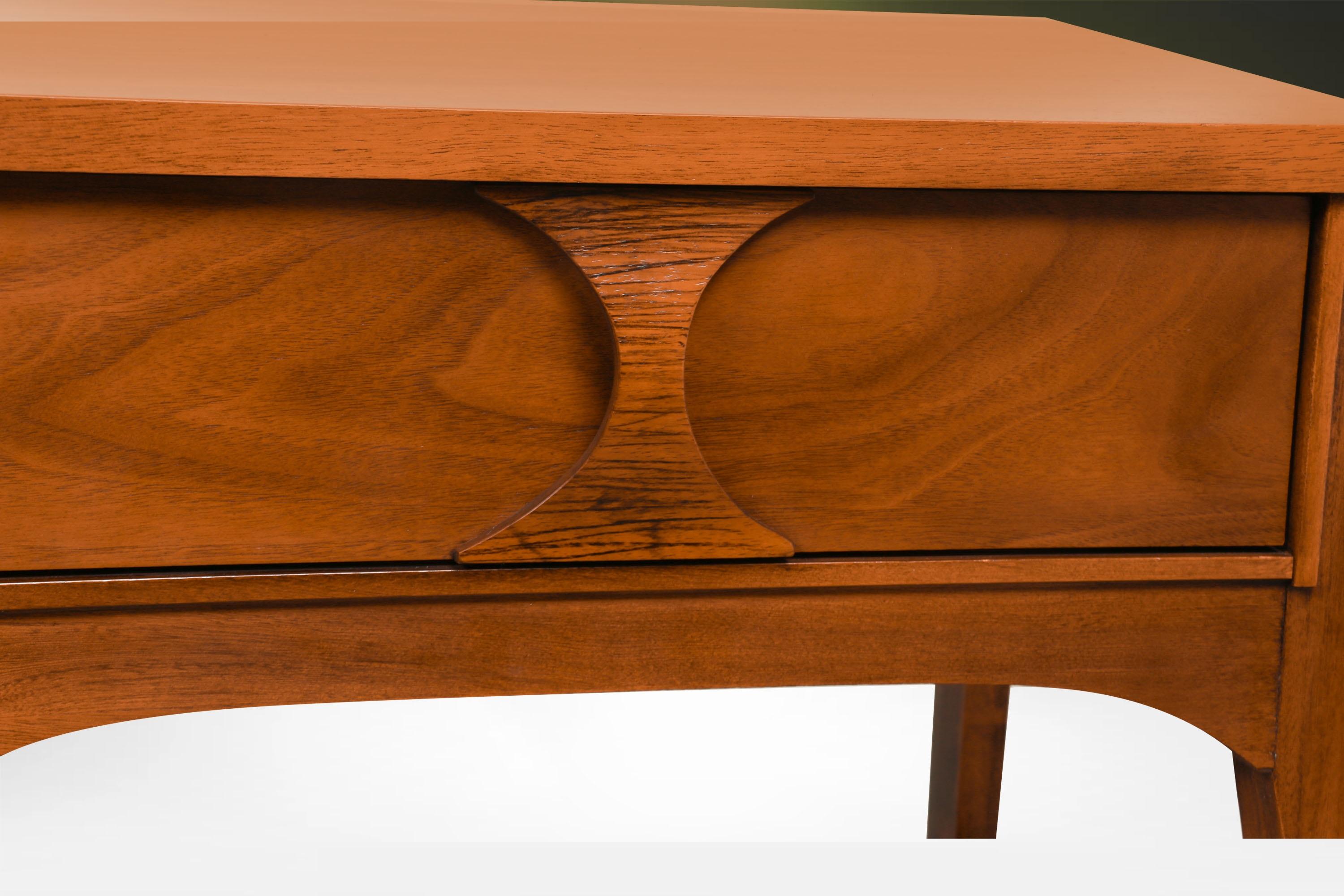 Paar Kent Coffey Perspecta Palisander Pecan Nachttische Tische im Angebot 4