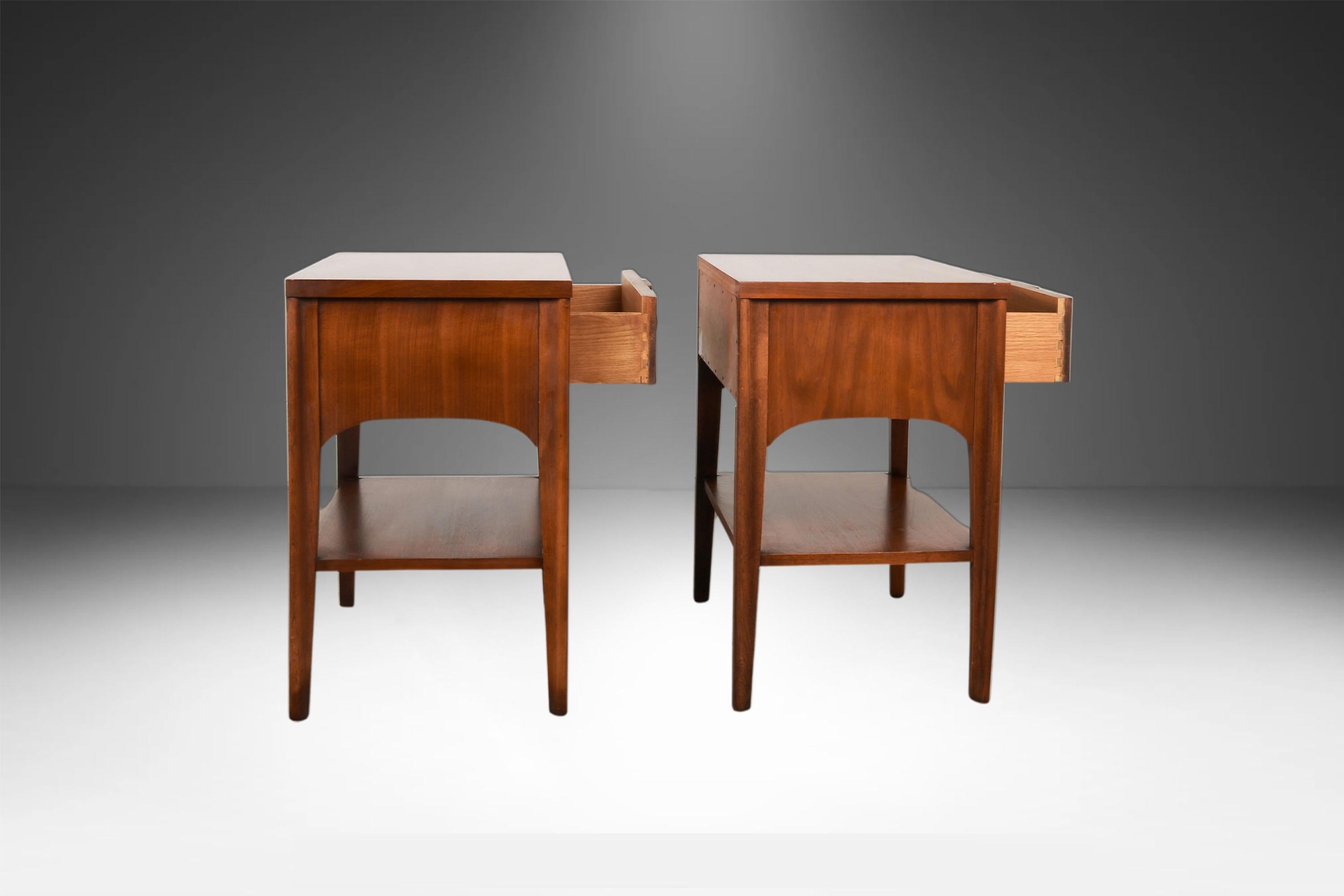 Paar Kent Coffey Perspecta Palisander Pecan Nachttische Tische (Rosenholz) im Angebot