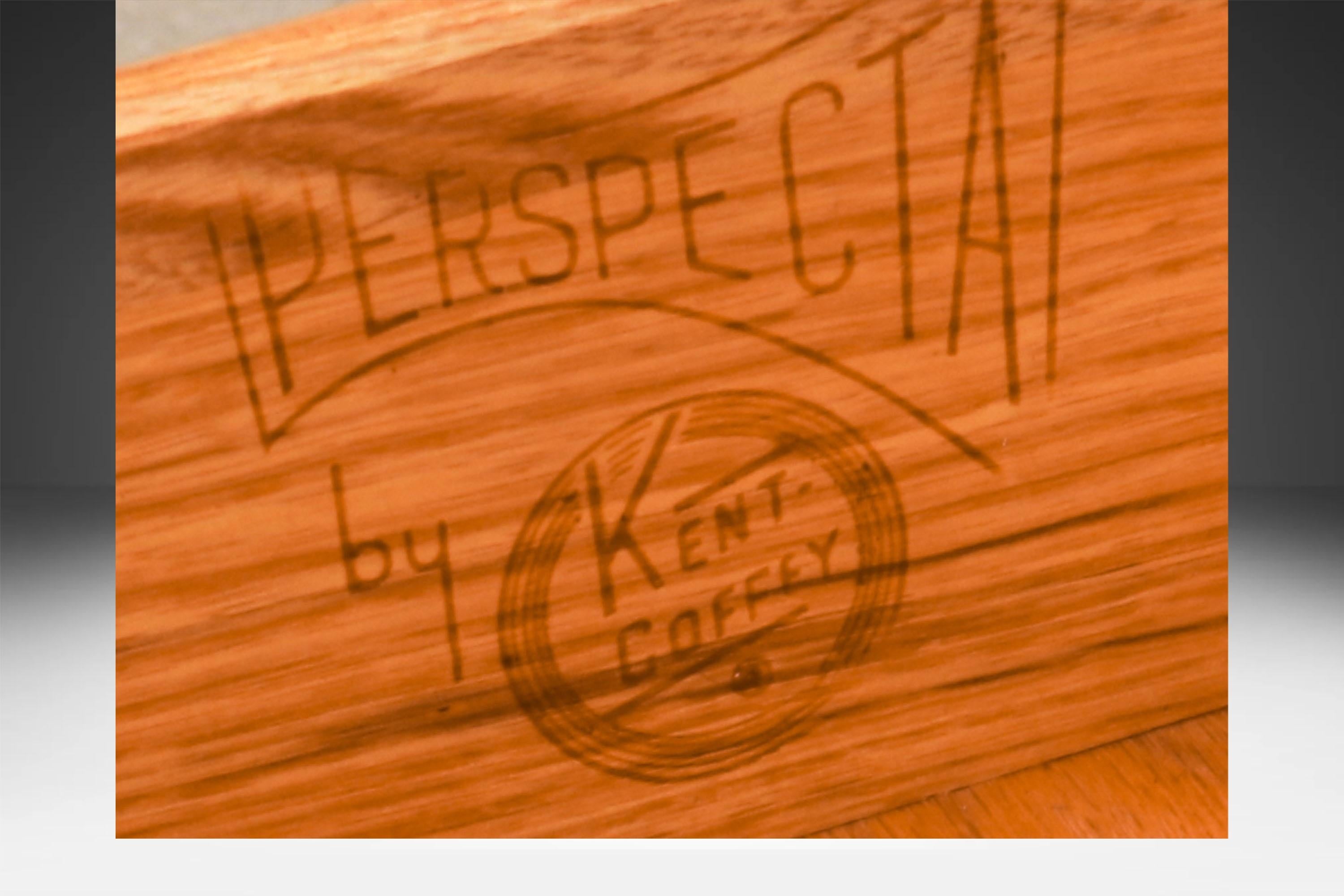 Paar Kent Coffey Perspecta Palisander Pecan Nachttische Tische im Angebot 2