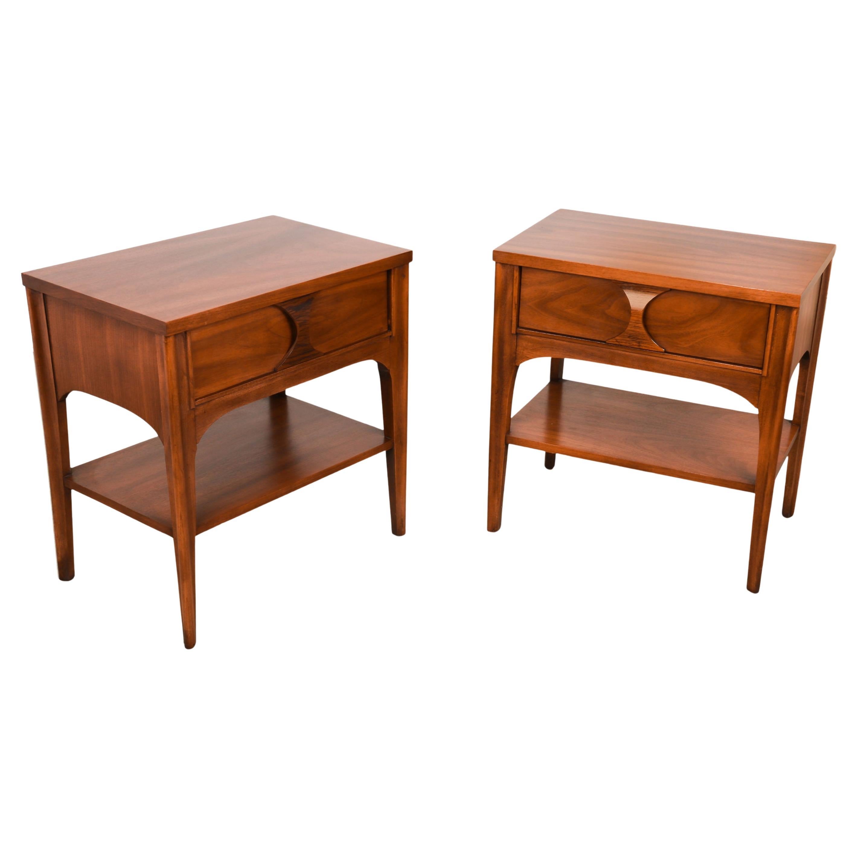 Paar Kent Coffey Perspecta Palisander Pecan Nachttische Tische im Angebot