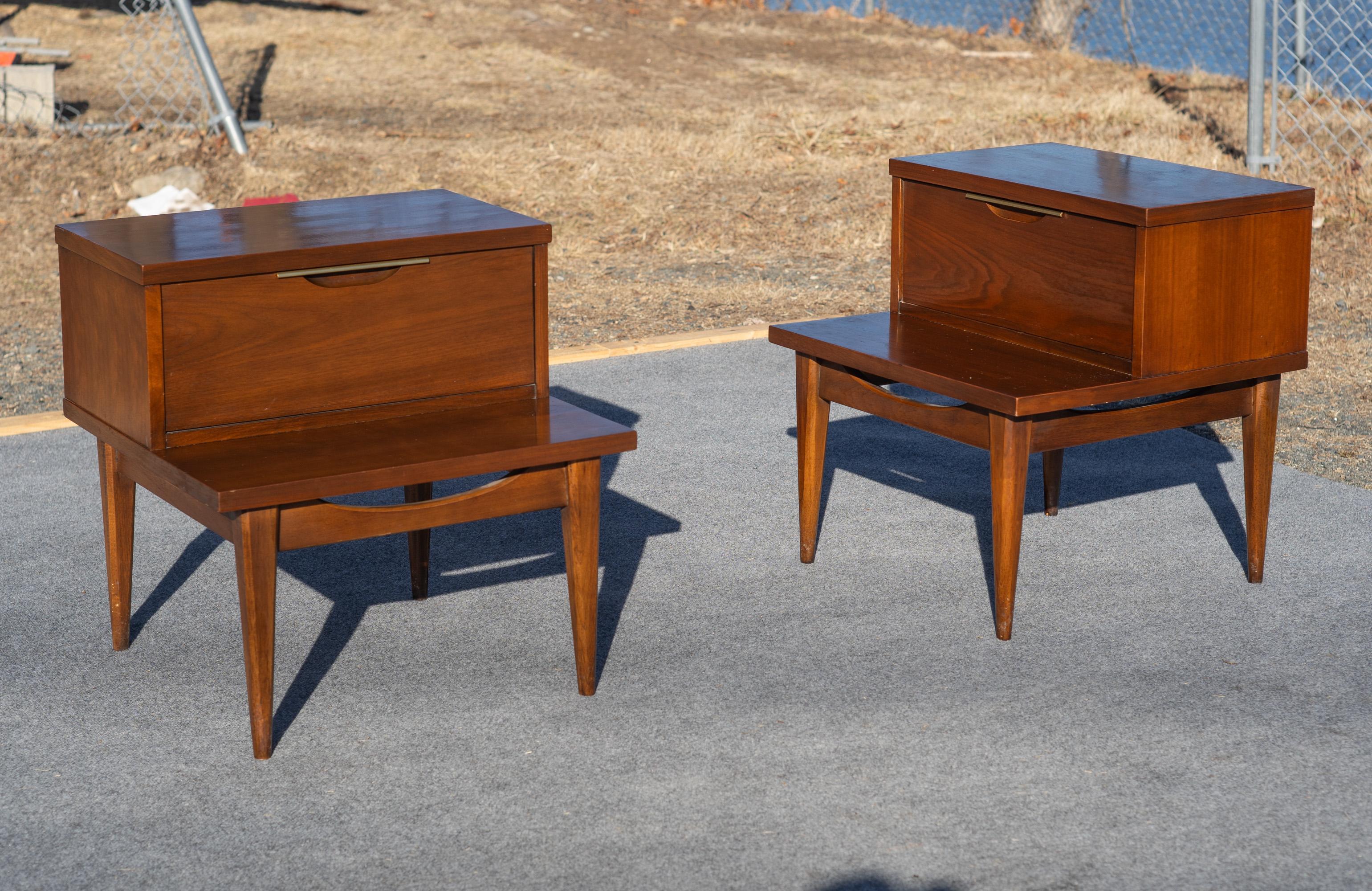Paire de tables de nuit ou de chevet en métal et noyer Kent Coffey Tableau MCM en vente 2