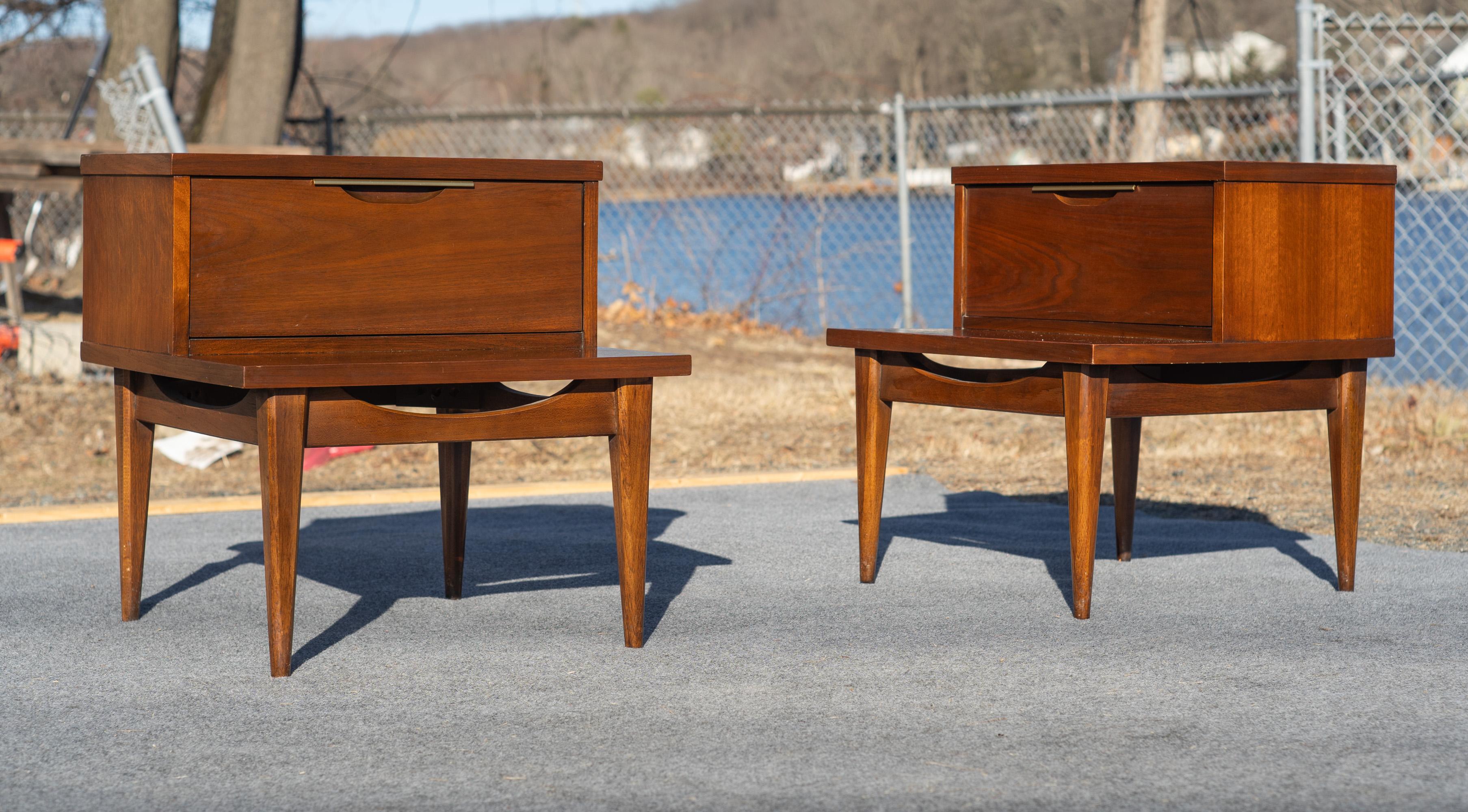 Paire de tables de nuit ou de chevet en métal et noyer Kent Coffey Tableau MCM en vente 3