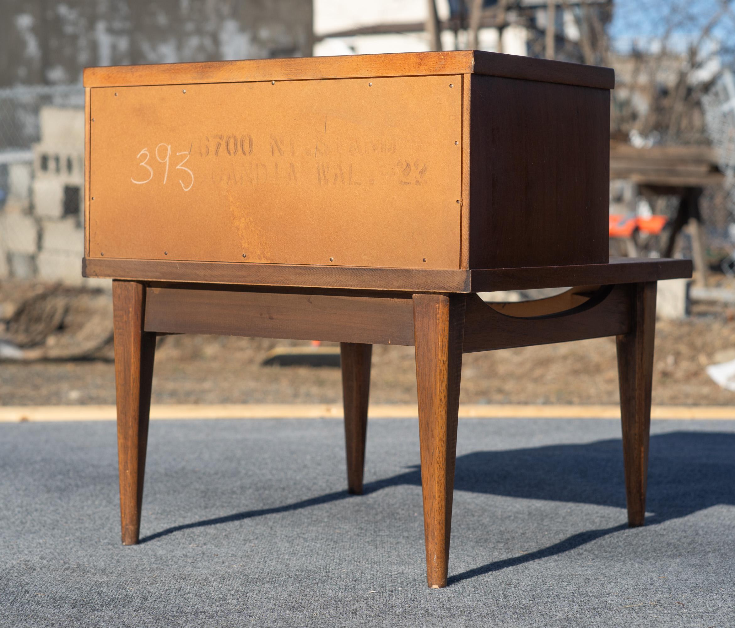 Paire de tables de nuit ou de chevet en métal et noyer Kent Coffey Tableau MCM en vente 4