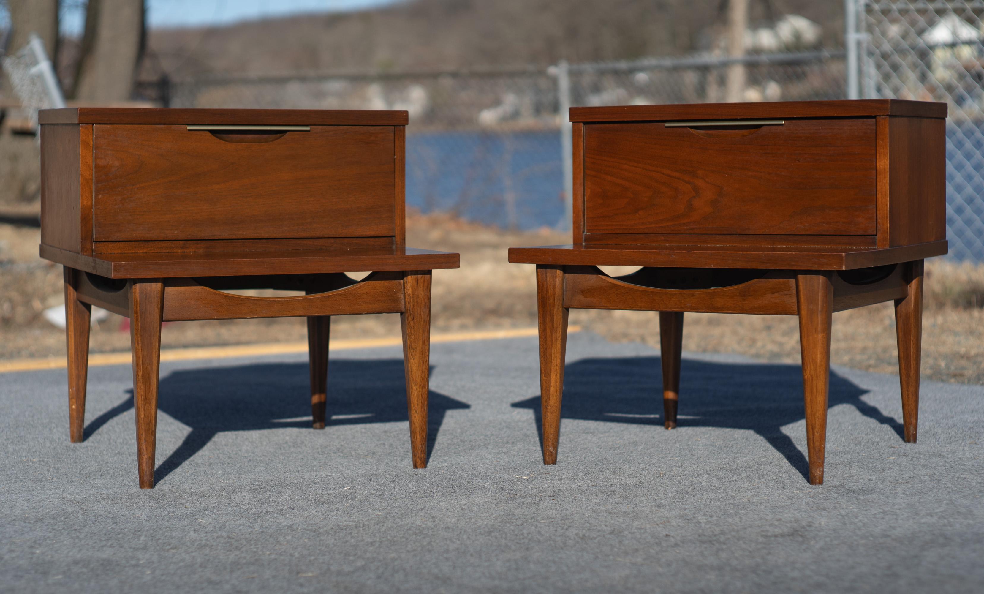 Mid-Century Modern Paire de tables de nuit ou de chevet en métal et noyer Kent Coffey Tableau MCM en vente