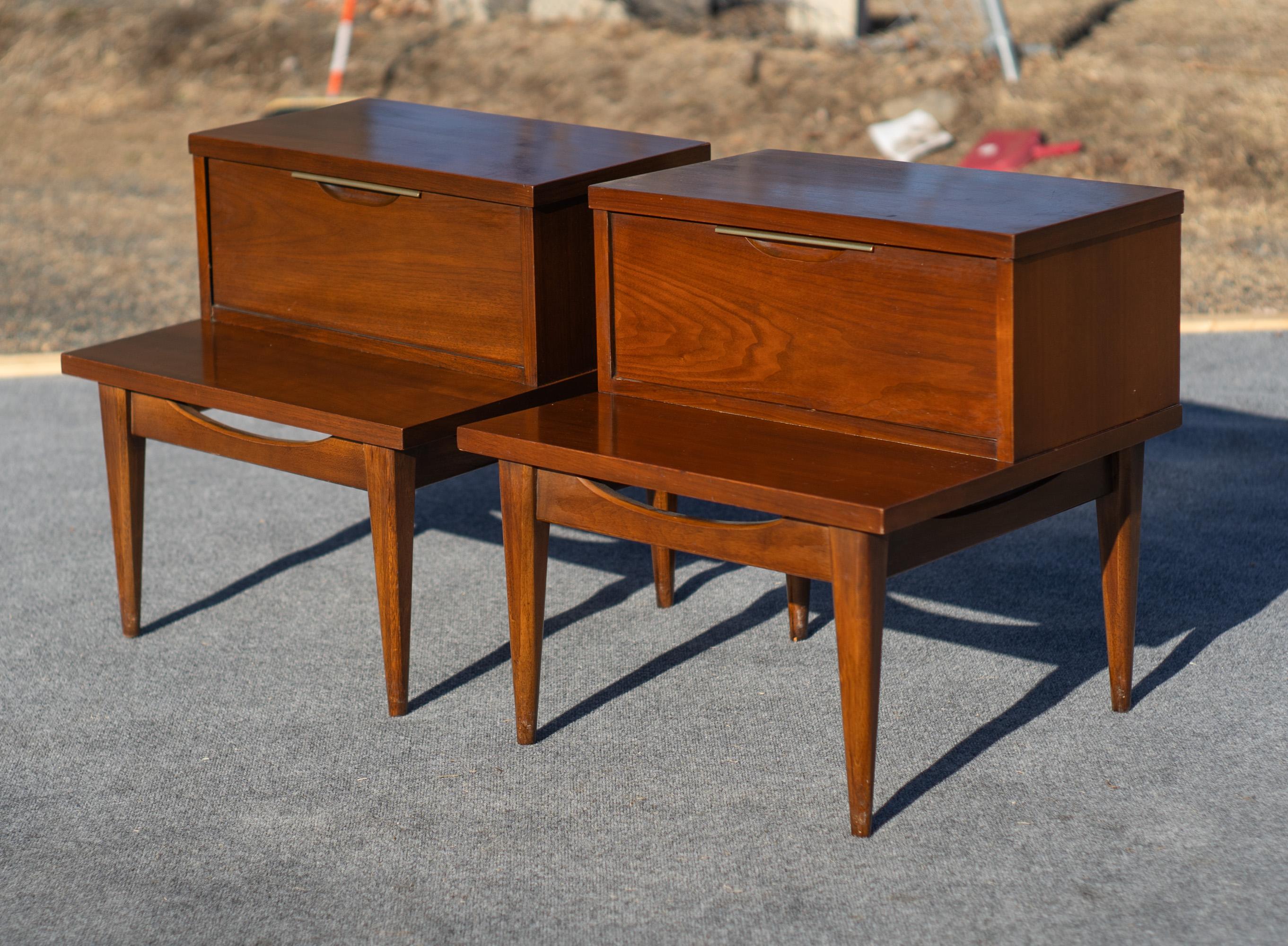 Américain Paire de tables de nuit ou de chevet en métal et noyer Kent Coffey Tableau MCM en vente