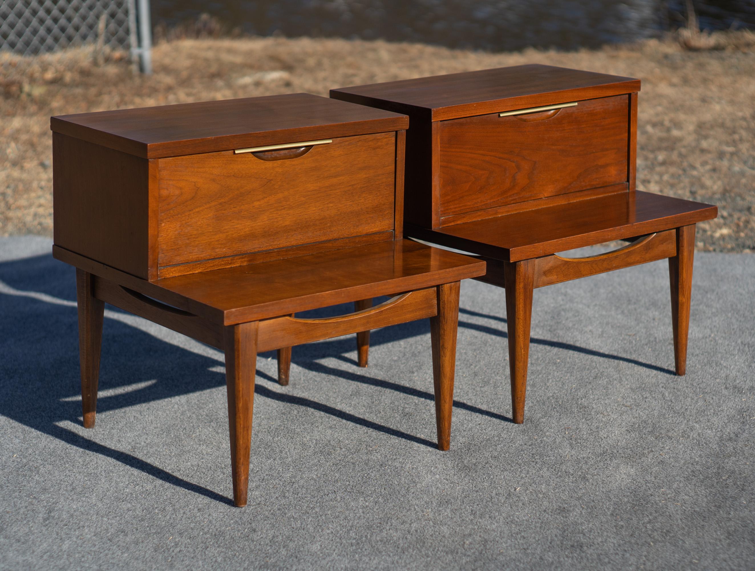 Paire de tables de nuit ou de chevet en métal et noyer Kent Coffey Tableau MCM Bon état - En vente à Philadelphia, PA