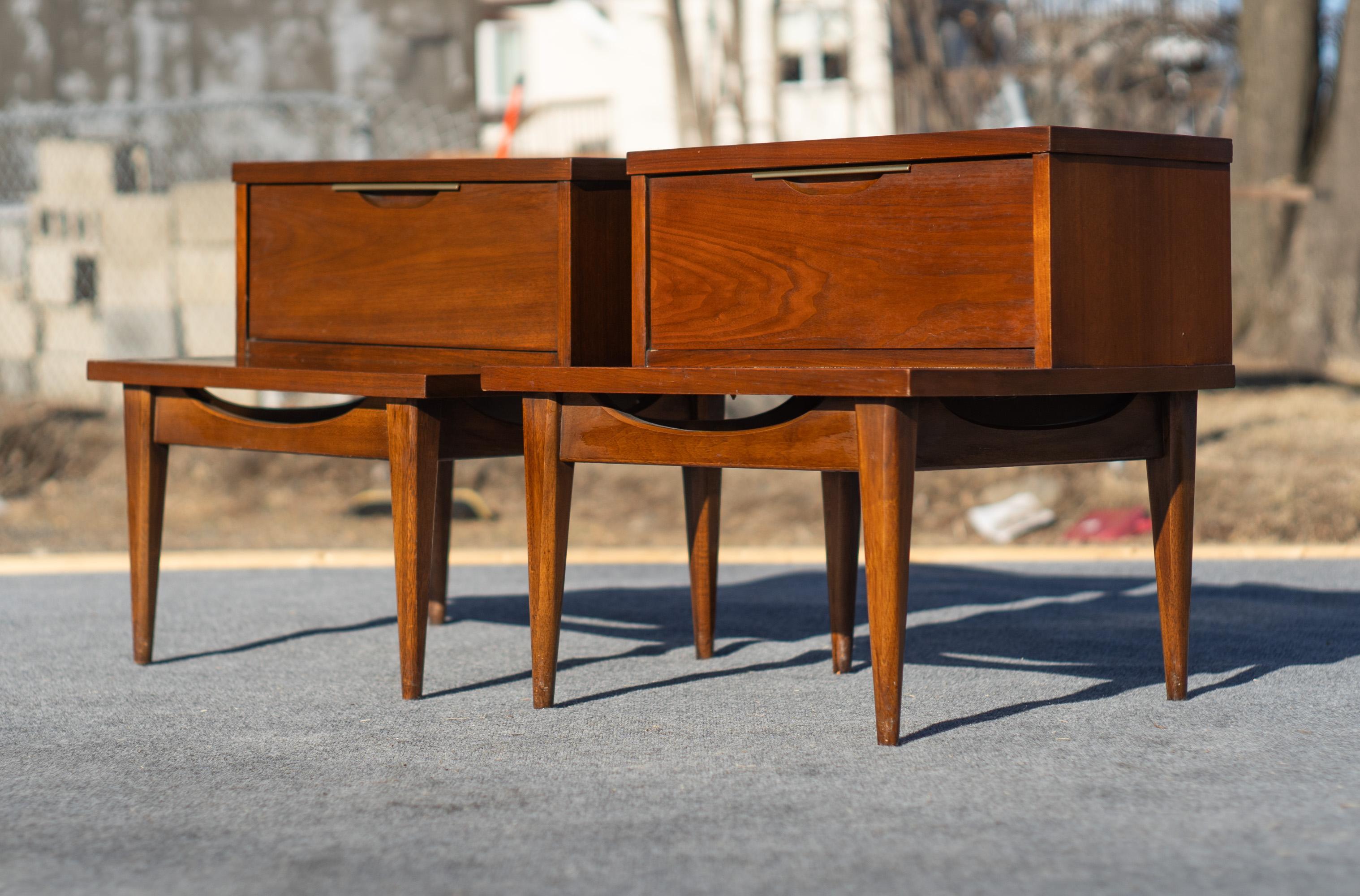 Milieu du XXe siècle Paire de tables de nuit ou de chevet en métal et noyer Kent Coffey Tableau MCM en vente