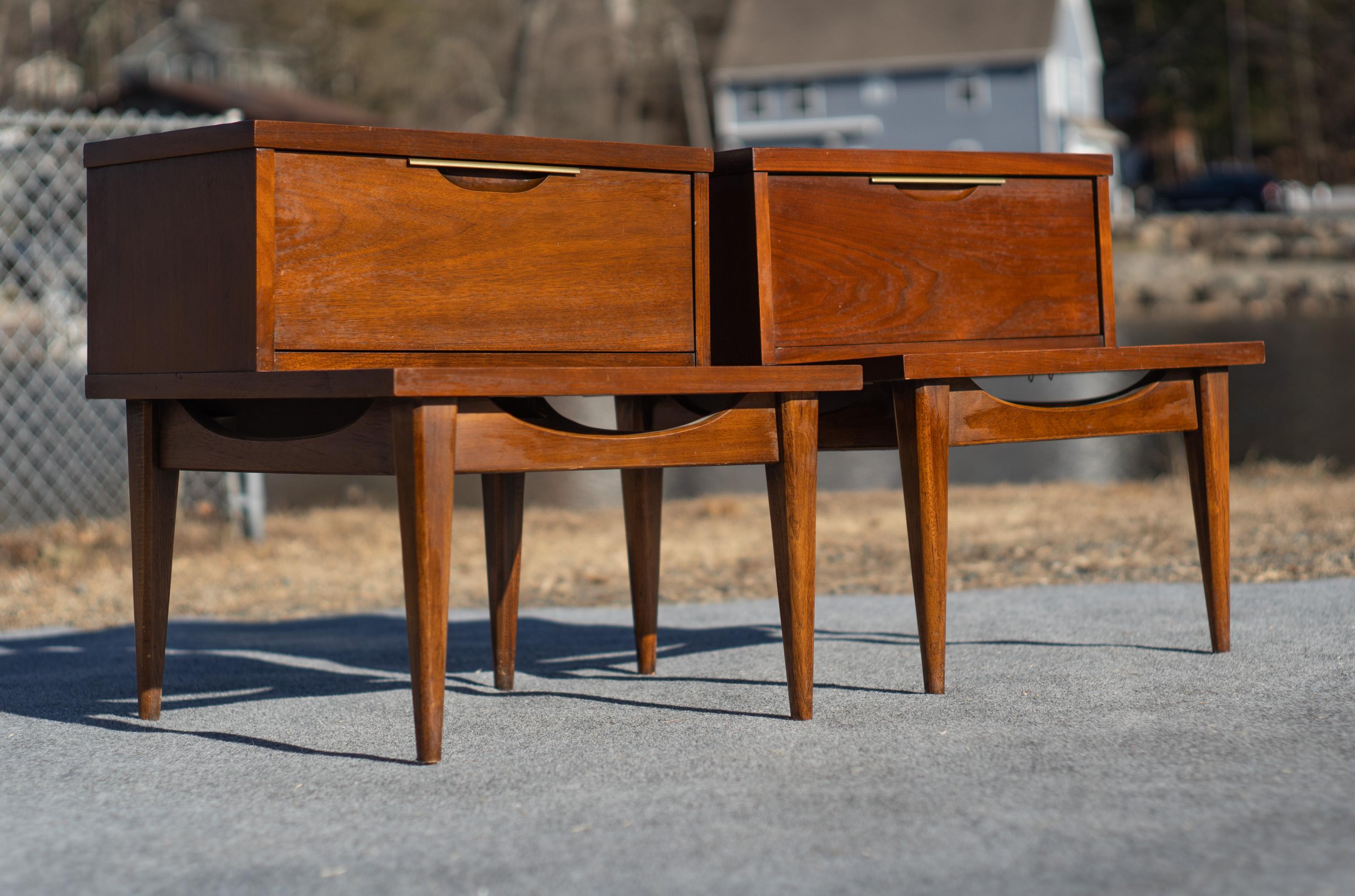 Métal Paire de tables de nuit ou de chevet en métal et noyer Kent Coffey Tableau MCM en vente