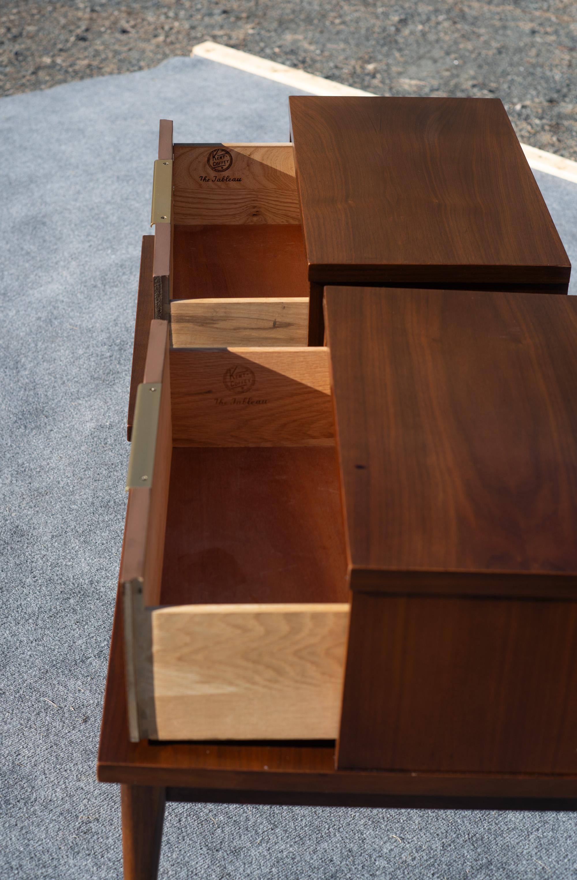 Paire de tables de nuit ou de chevet en métal et noyer Kent Coffey Tableau MCM en vente 1