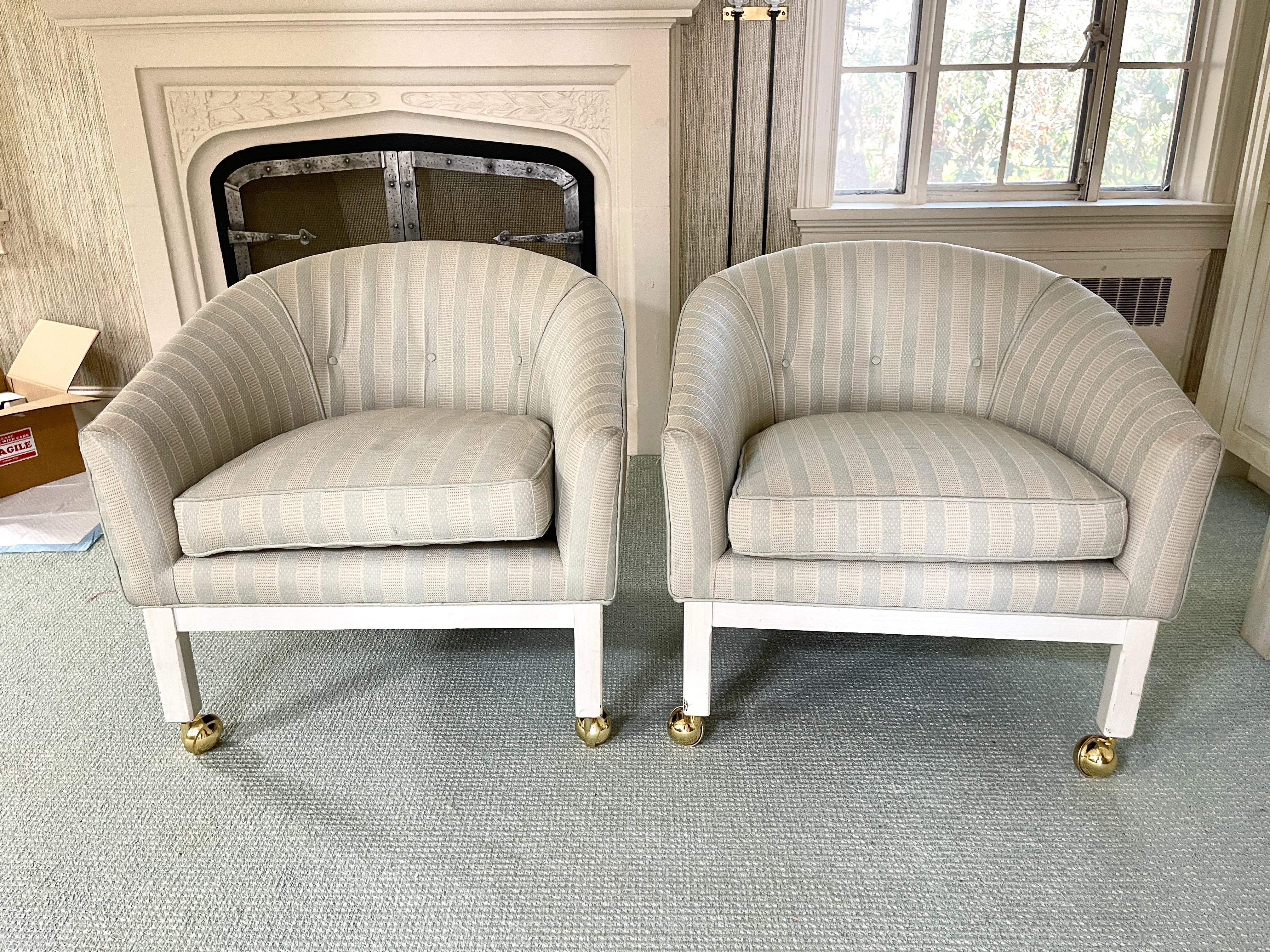 Paire de chaises longues à dossier en tonneau de Kipp Stewart pour Directional en tapisserie d'origine. Bases en acajou peintes en blanc avec roulettes en laiton. Une silhouette élégante et moderne se prête à une multitude d'esthétiques. 
Dimensions