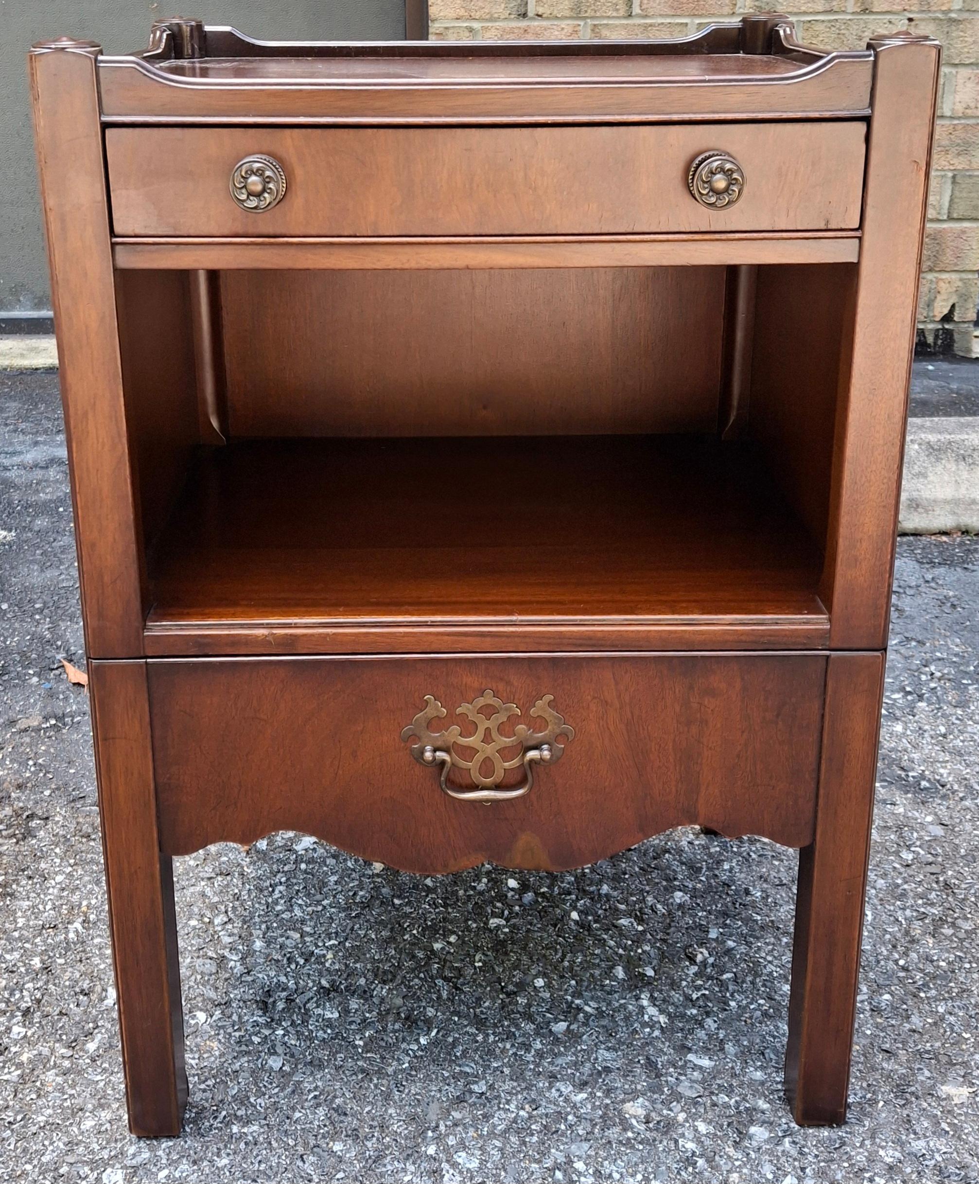 Paire de tables de chevet gigognes en acajou Kittinger en vente 3