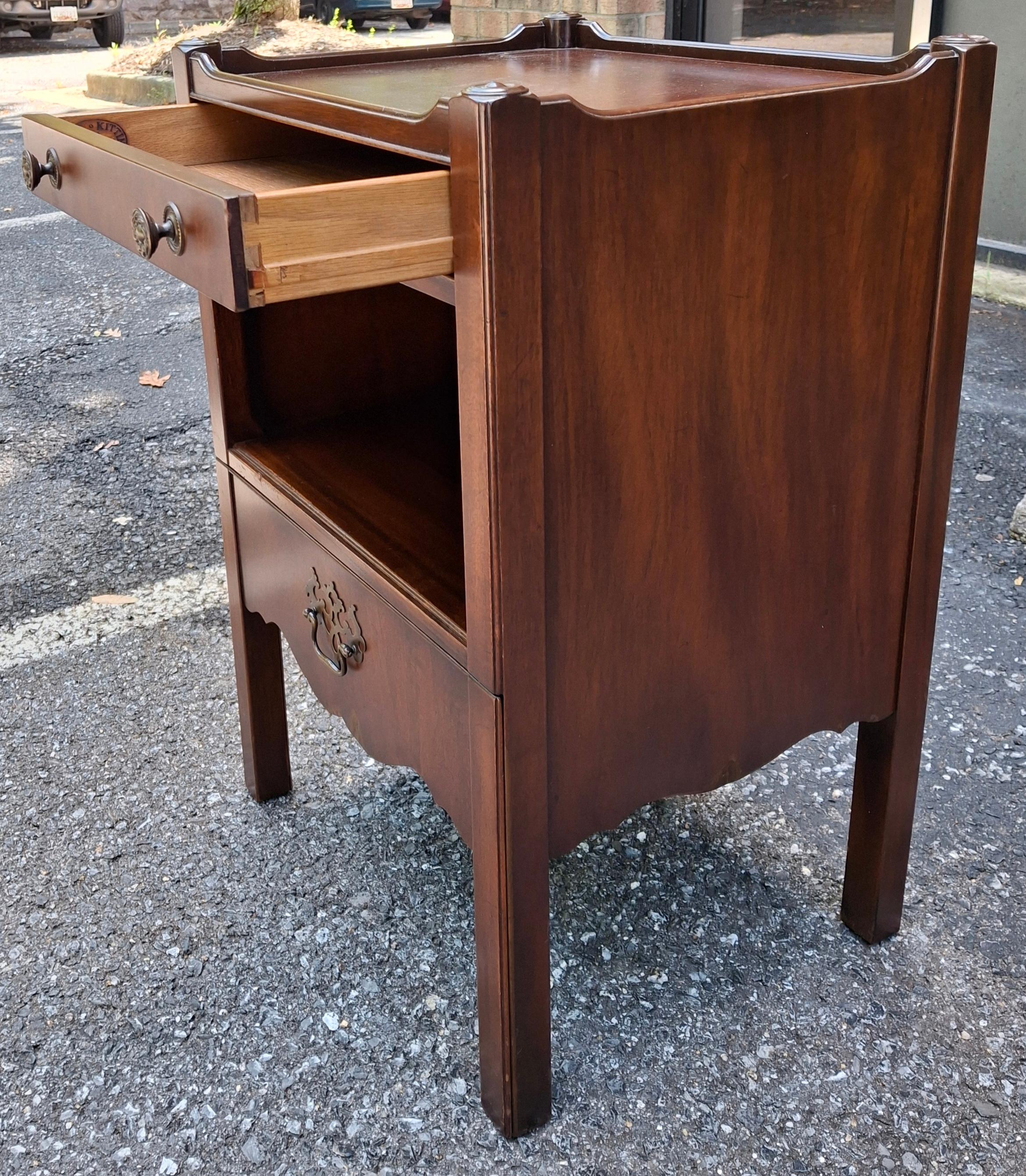 Paire de tables de chevet gigognes en acajou Kittinger en vente 4