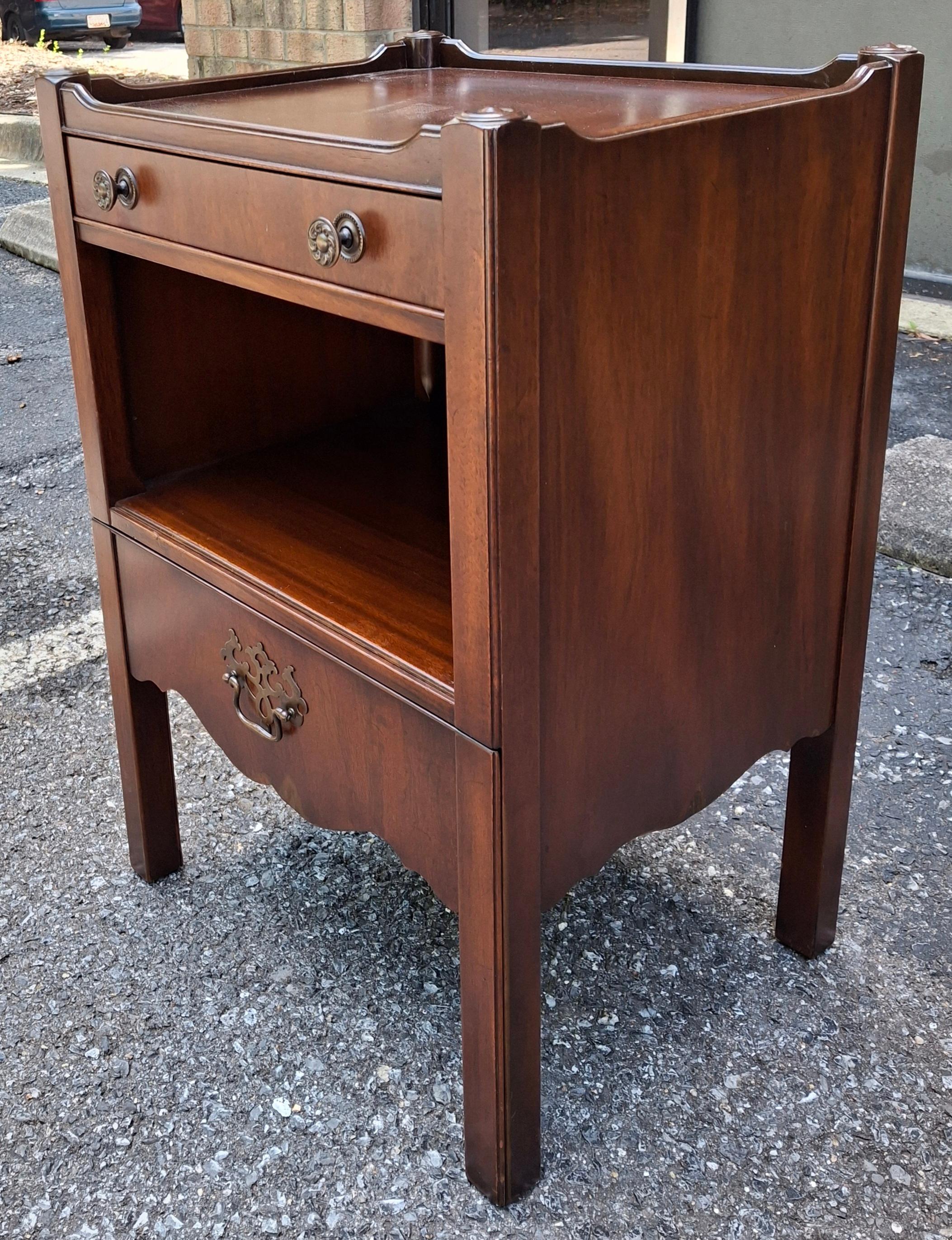 Paire de tables de chevet gigognes en acajou Kittinger en vente 5