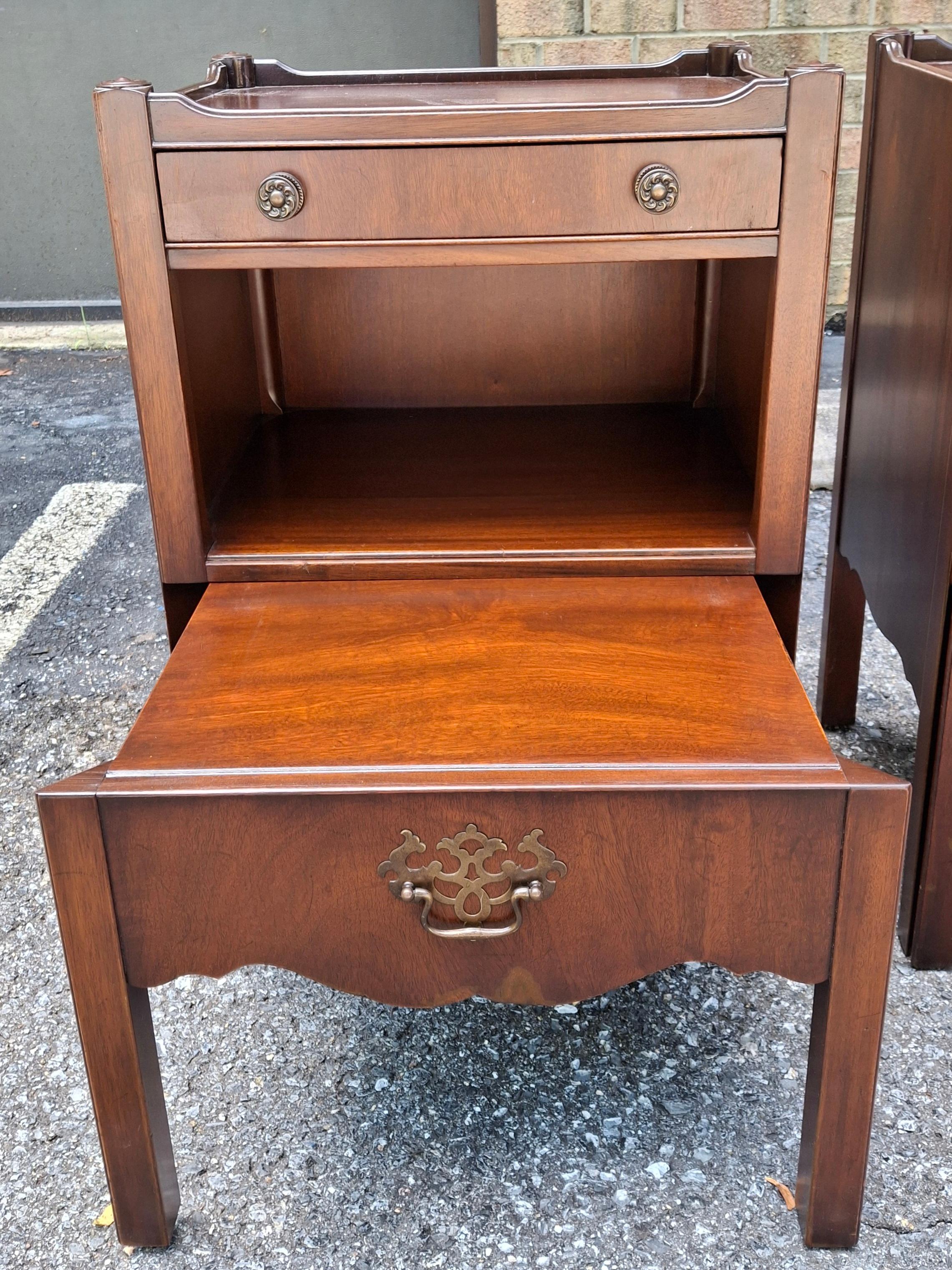 Paire de tables de chevet gigognes en acajou Kittinger en vente 6