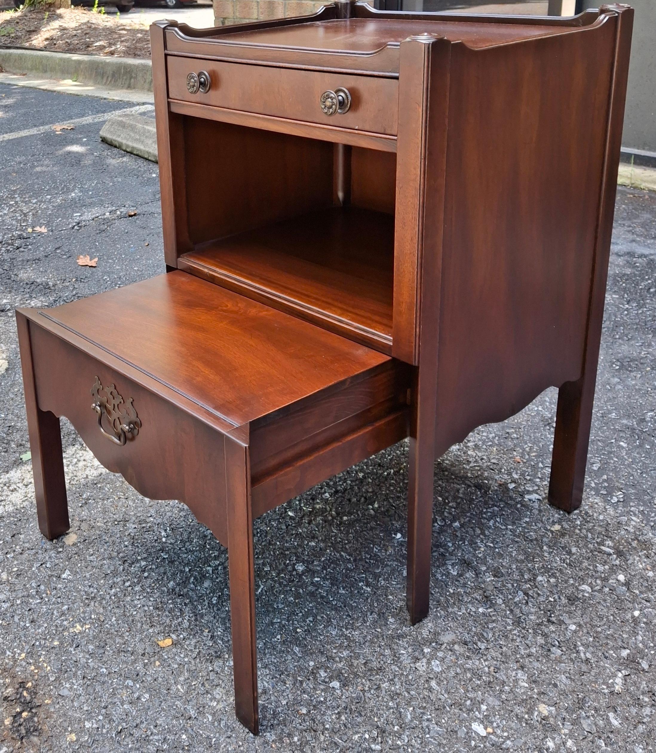 Paire de tables de chevet gigognes en acajou Kittinger en vente 7
