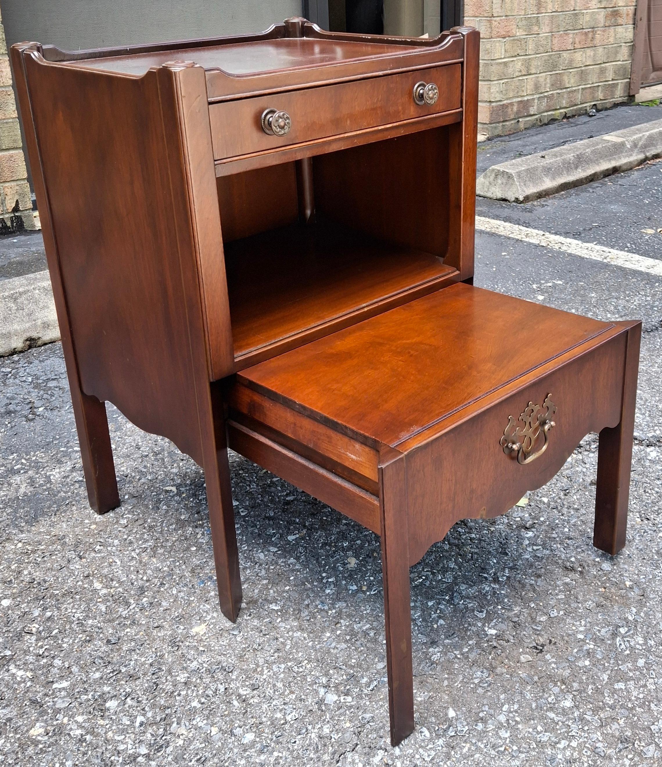 Paire de tables de chevet gigognes en acajou Kittinger en vente 8
