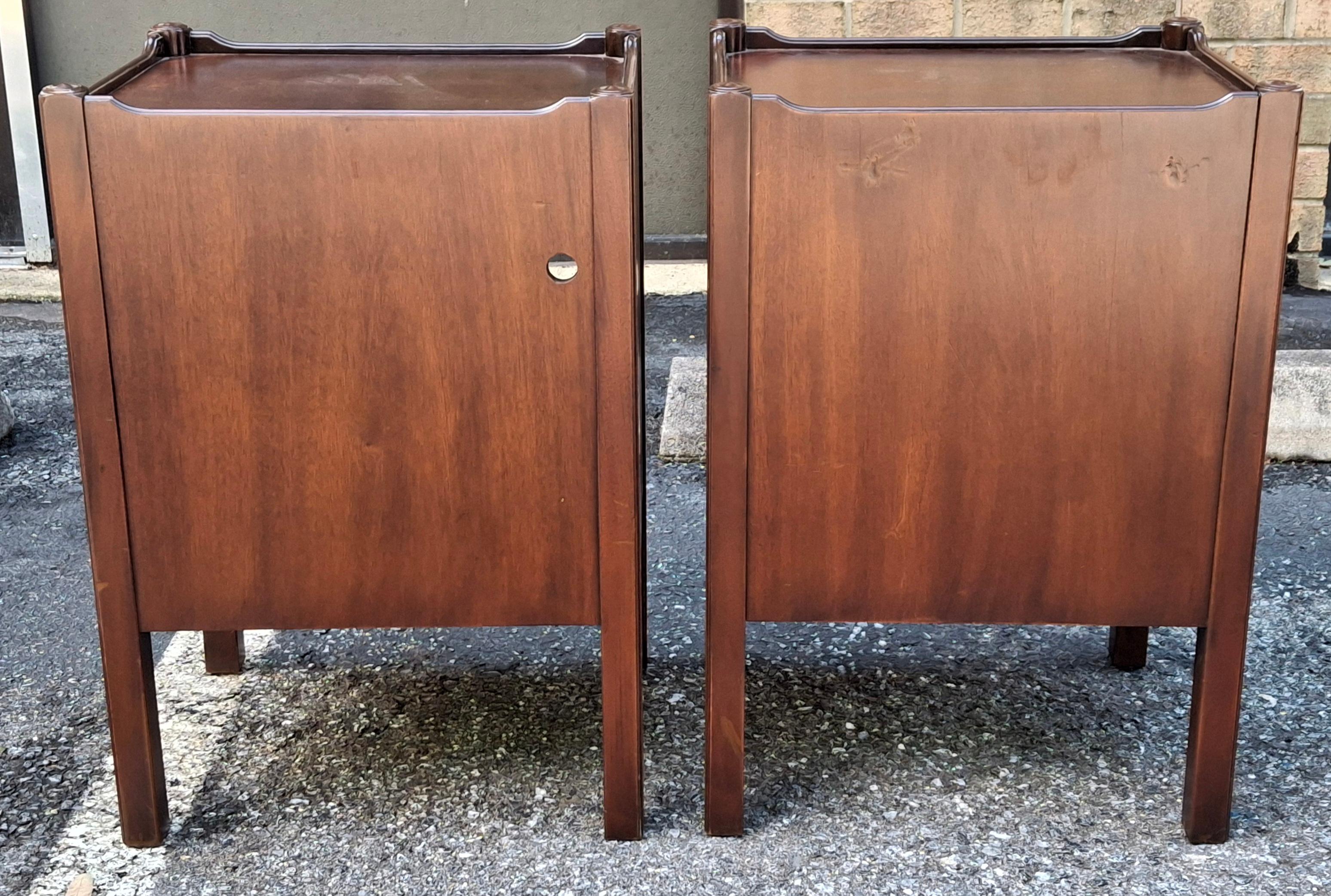 Paire de tables de chevet gigognes en acajou Kittinger en vente 9