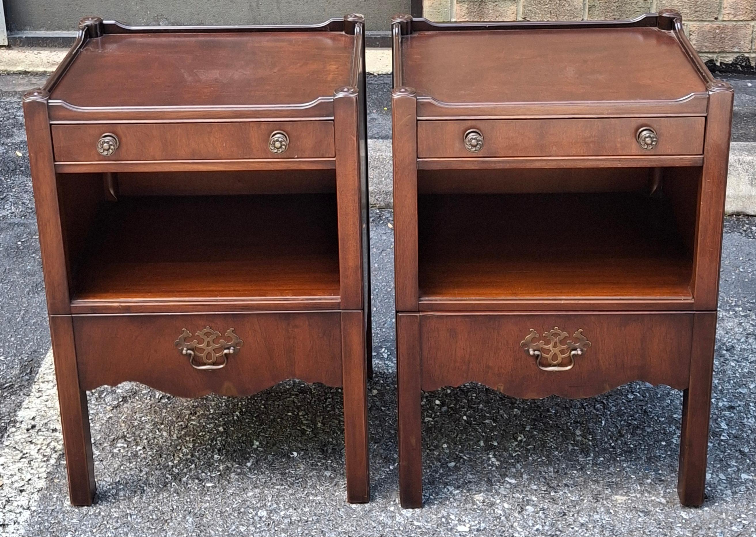 Regency Paire de tables de chevet gigognes en acajou Kittinger en vente