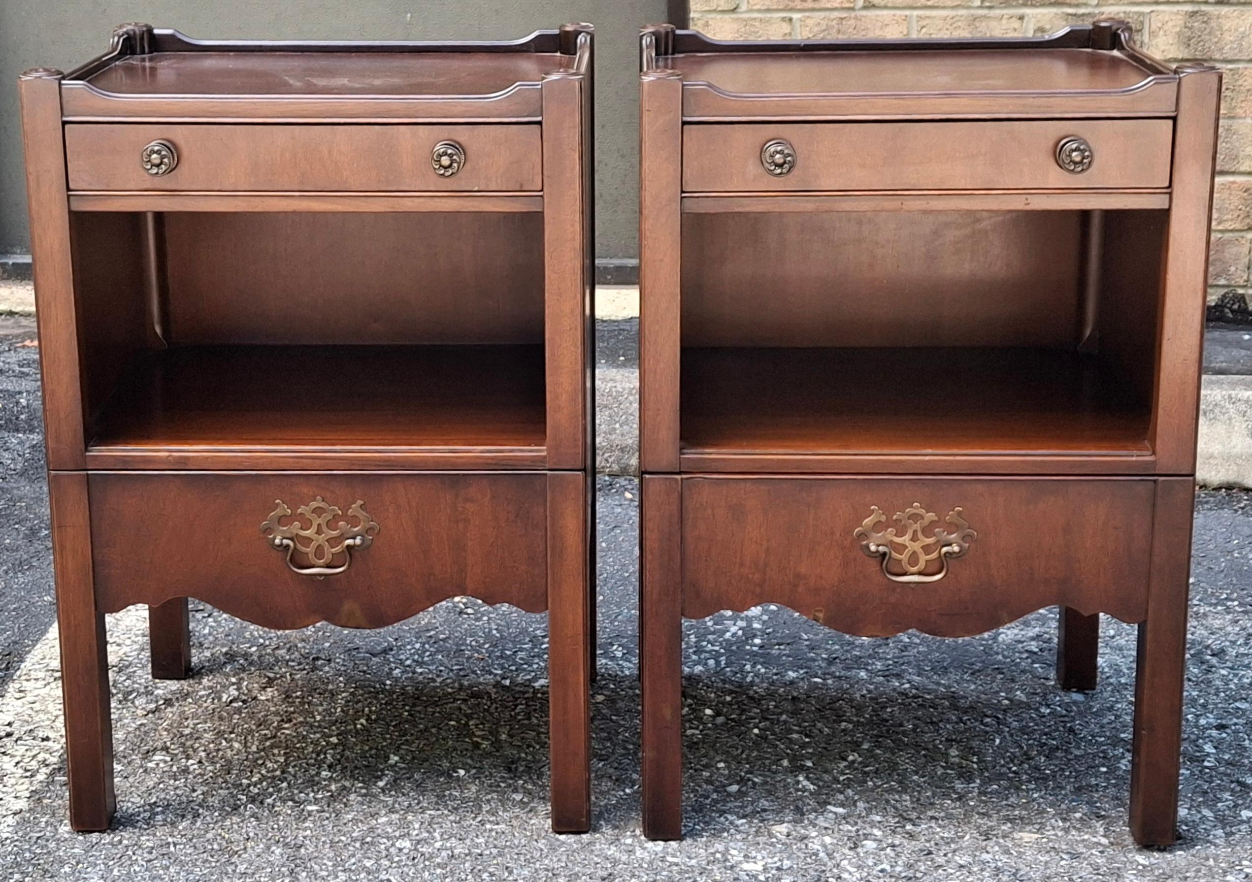 Américain Paire de tables de chevet gigognes en acajou Kittinger en vente