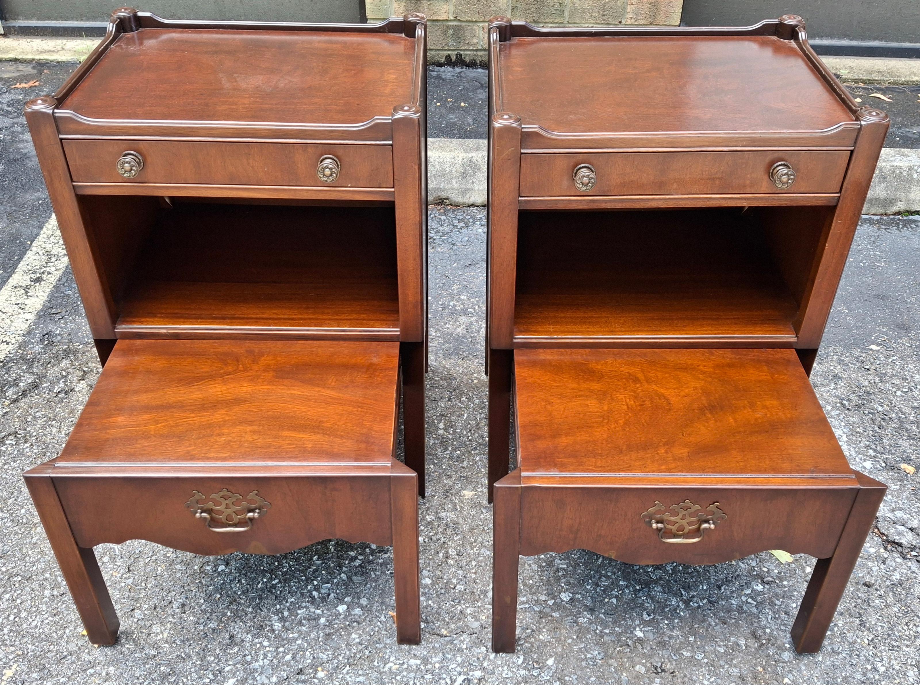 Paire de tables de chevet gigognes en acajou Kittinger Bon état - En vente à Germantown, MD