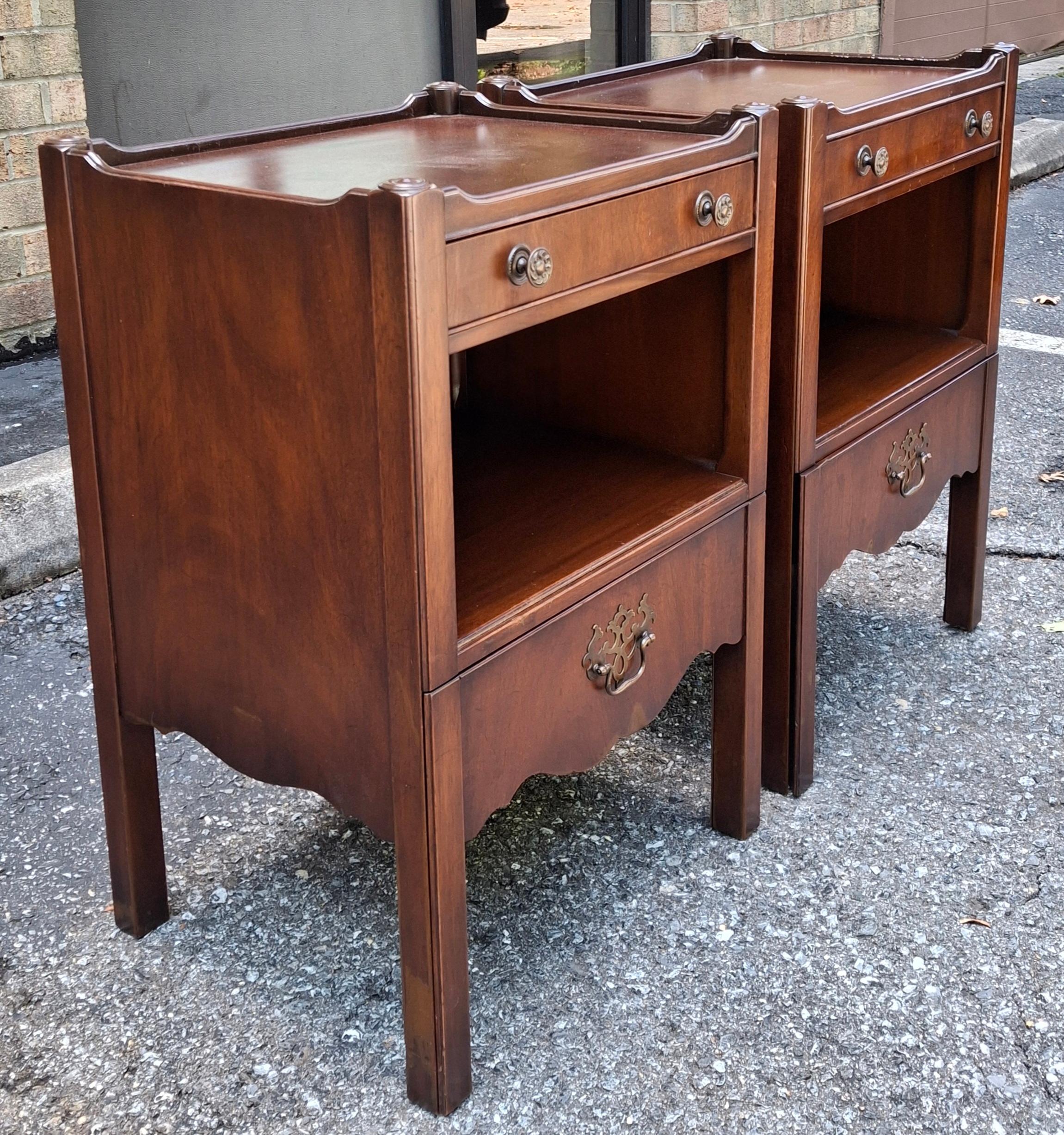 20ième siècle Paire de tables de chevet gigognes en acajou Kittinger en vente