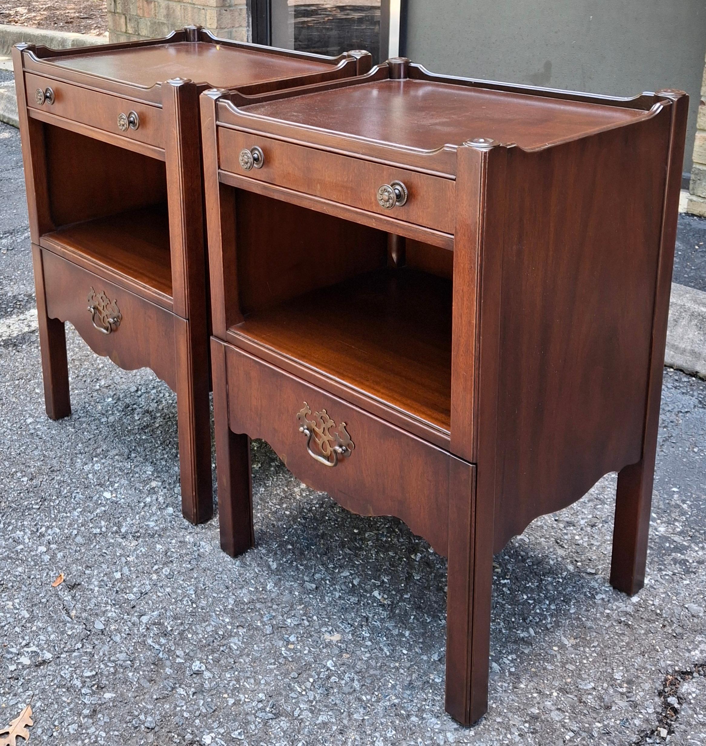 Acajou Paire de tables de chevet gigognes en acajou Kittinger en vente