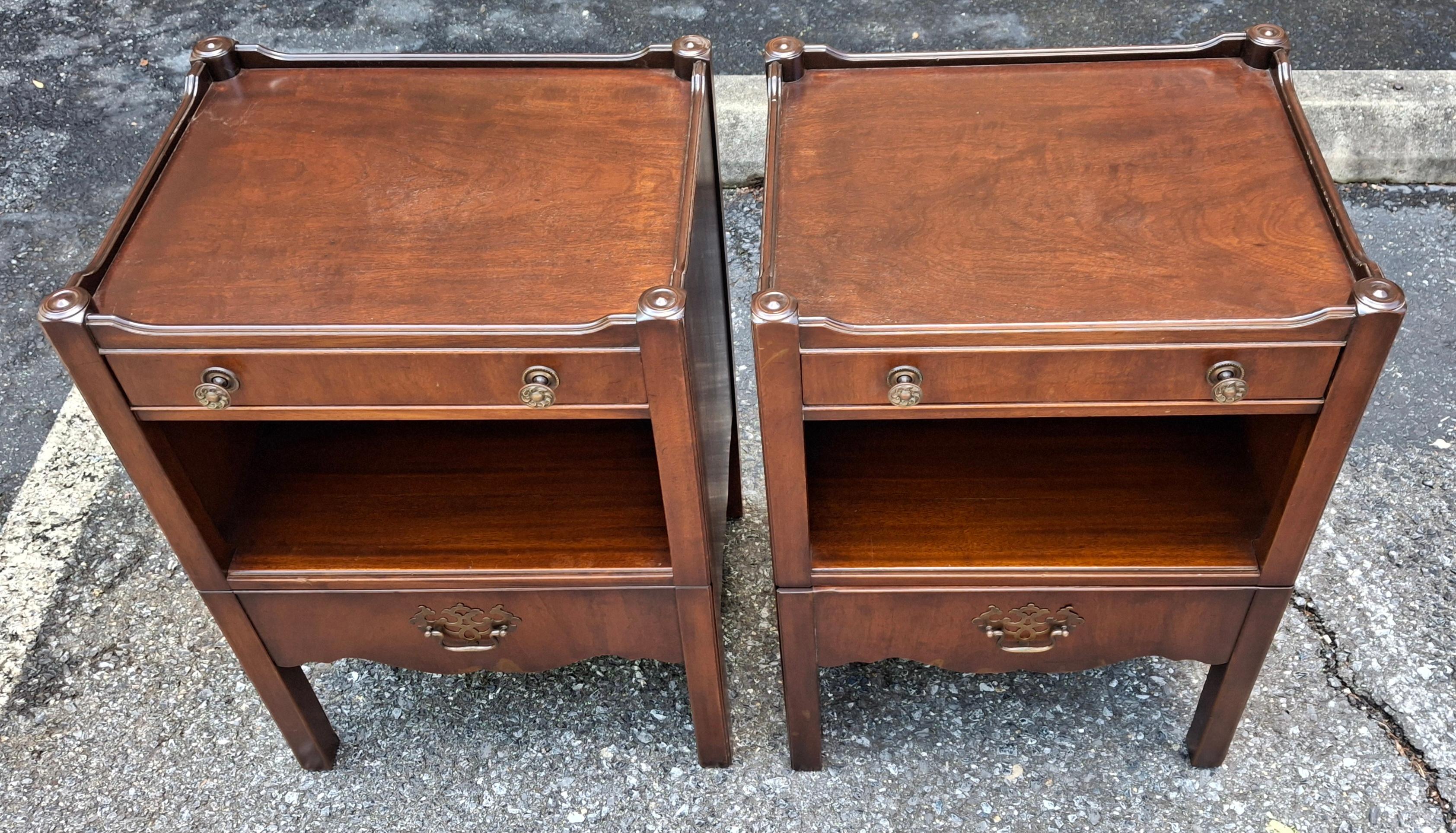 Paire de tables de chevet gigognes en acajou Kittinger en vente 1
