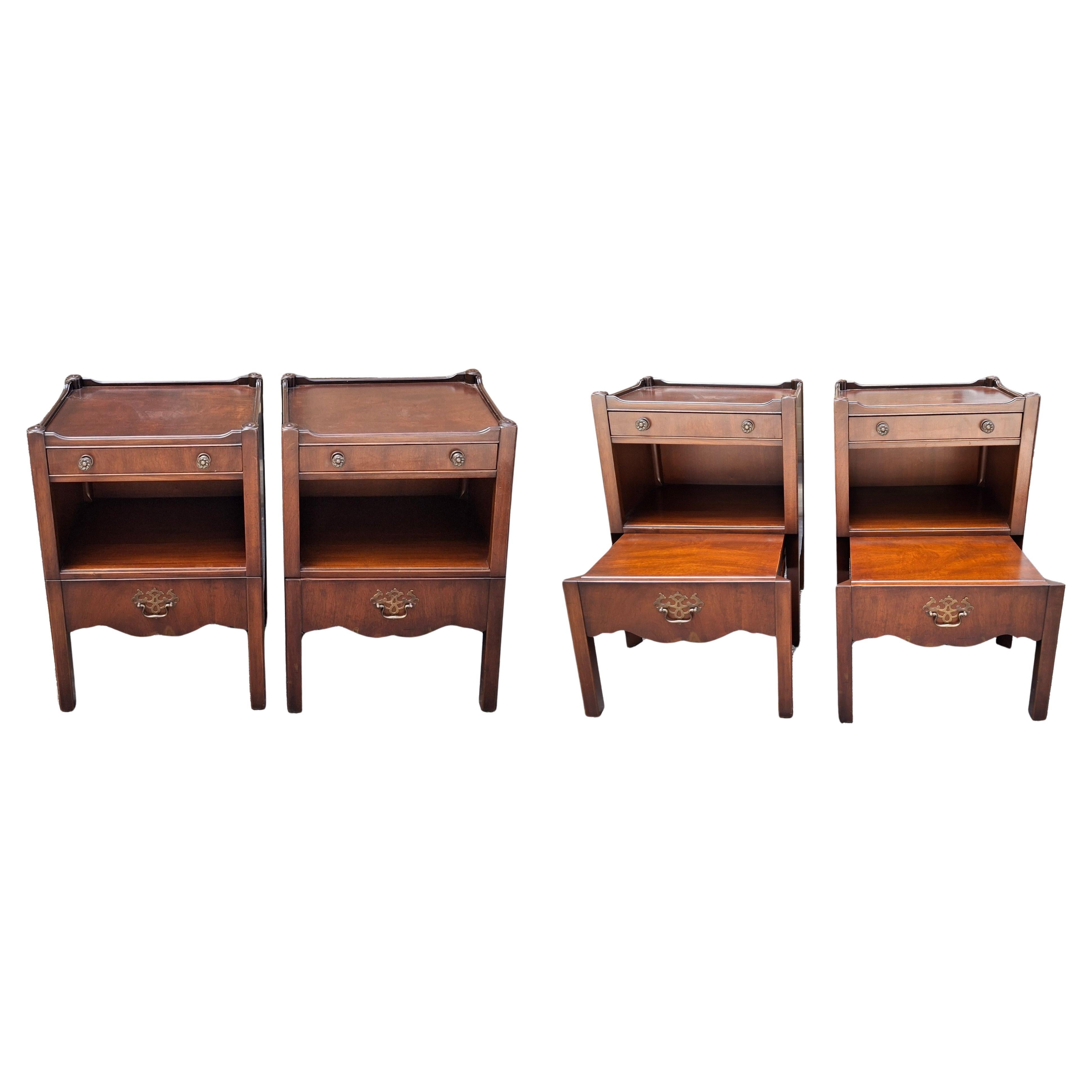 Paire de tables de chevet gigognes en acajou Kittinger en vente
