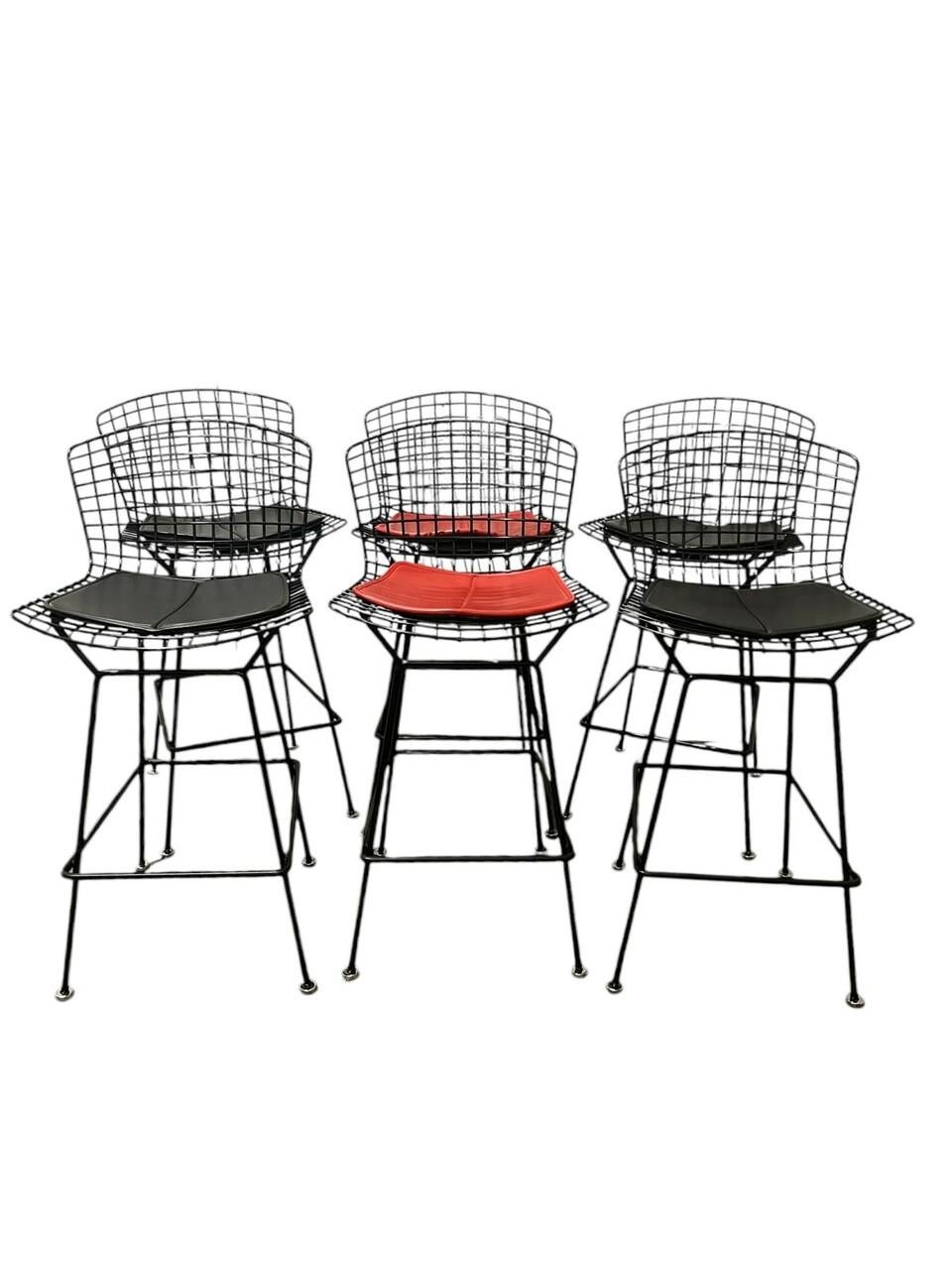 Coppia di sgabelli Knoll Bertoia con padiglioni. Dalla collezione di sedute Bertoia del 1952.
3 paia disponibili
Il prezzo si intende per 1 coppia, specificare i pad di seduta rossi o neri