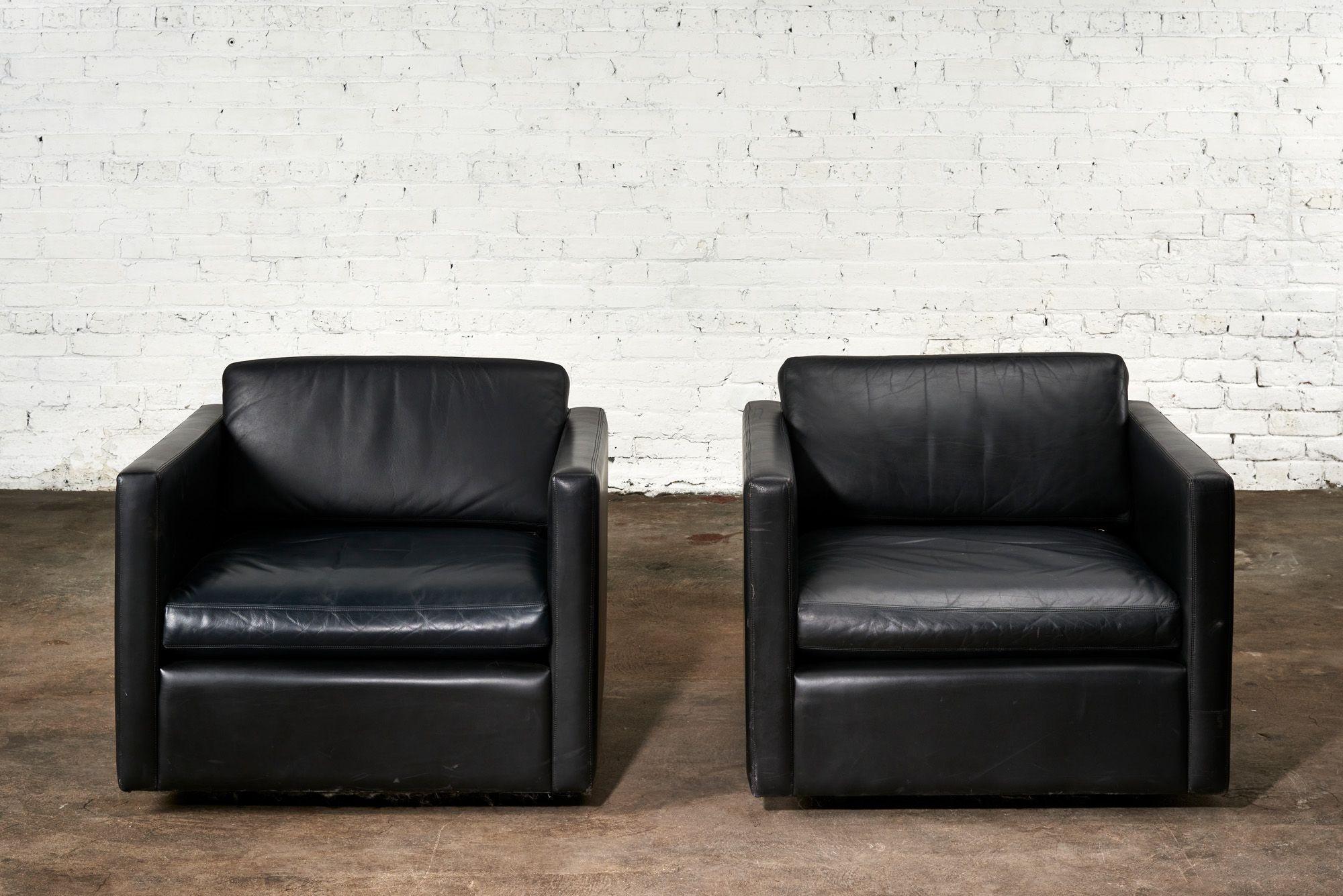 Paar Knoll Pfister Lounge Chair aus schwarzem Leder, 1980. Original schwarzes Leder ist sehr gut erhalten.